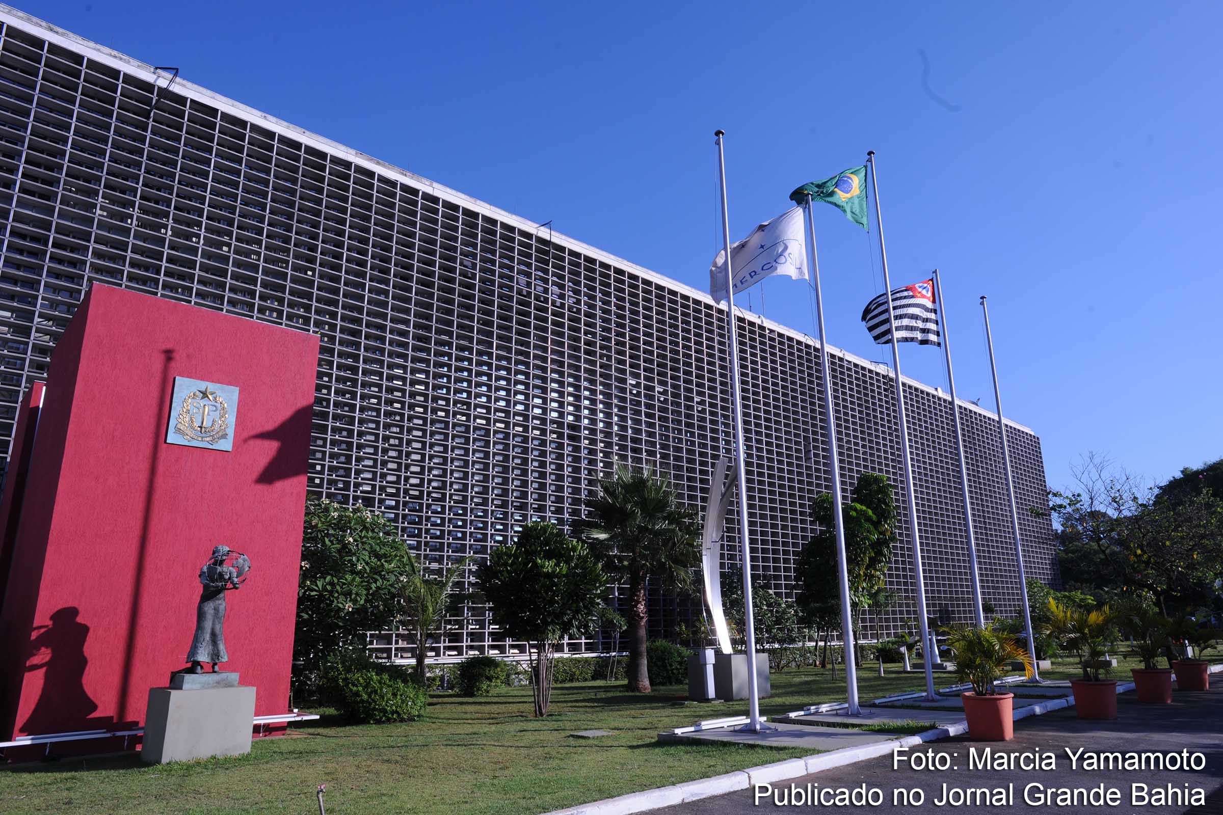 A Assembléia Legislativa de São Paulo promulgou no início deste ano uma lei de autoria do então deputado Romeu Tuma Junior (PMDB) que proíbe a instalação e utilização de máquinas caça-níqueis, de vídeo-bingo e videopôquer, entre outros jogos de azar, em bares, restaurantes e similares em todo o Estado. Mas até ser transformado na Lei 12.519/07, de 2 de janeiro de 2007, o projeto teve que enfrentar uma longa jornada de boicotes patrocinados pelo tucanato.