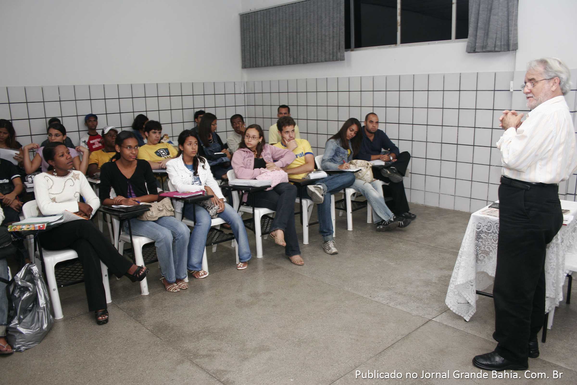 Estudantes de Feira de Santana prestigiam palestra proferida pelo jornalista e escritor Emiliano José