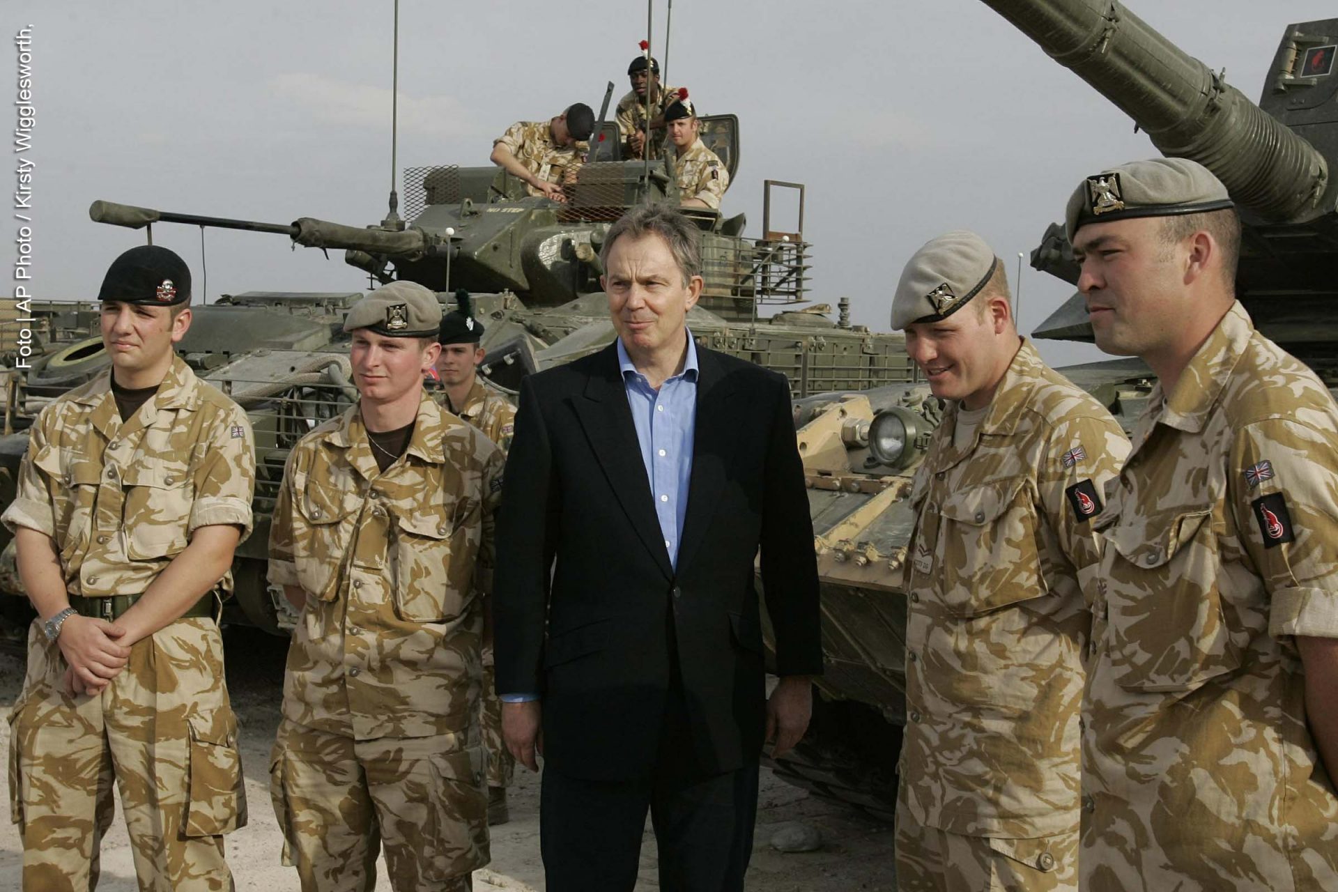 Em 22 de dezembro de 2005 (quinta-feira), o primeiro-ministro do Reino Unido Tony Blair participava de encontro com soldados na base logística de Shaibah, Basra, Iraque.
