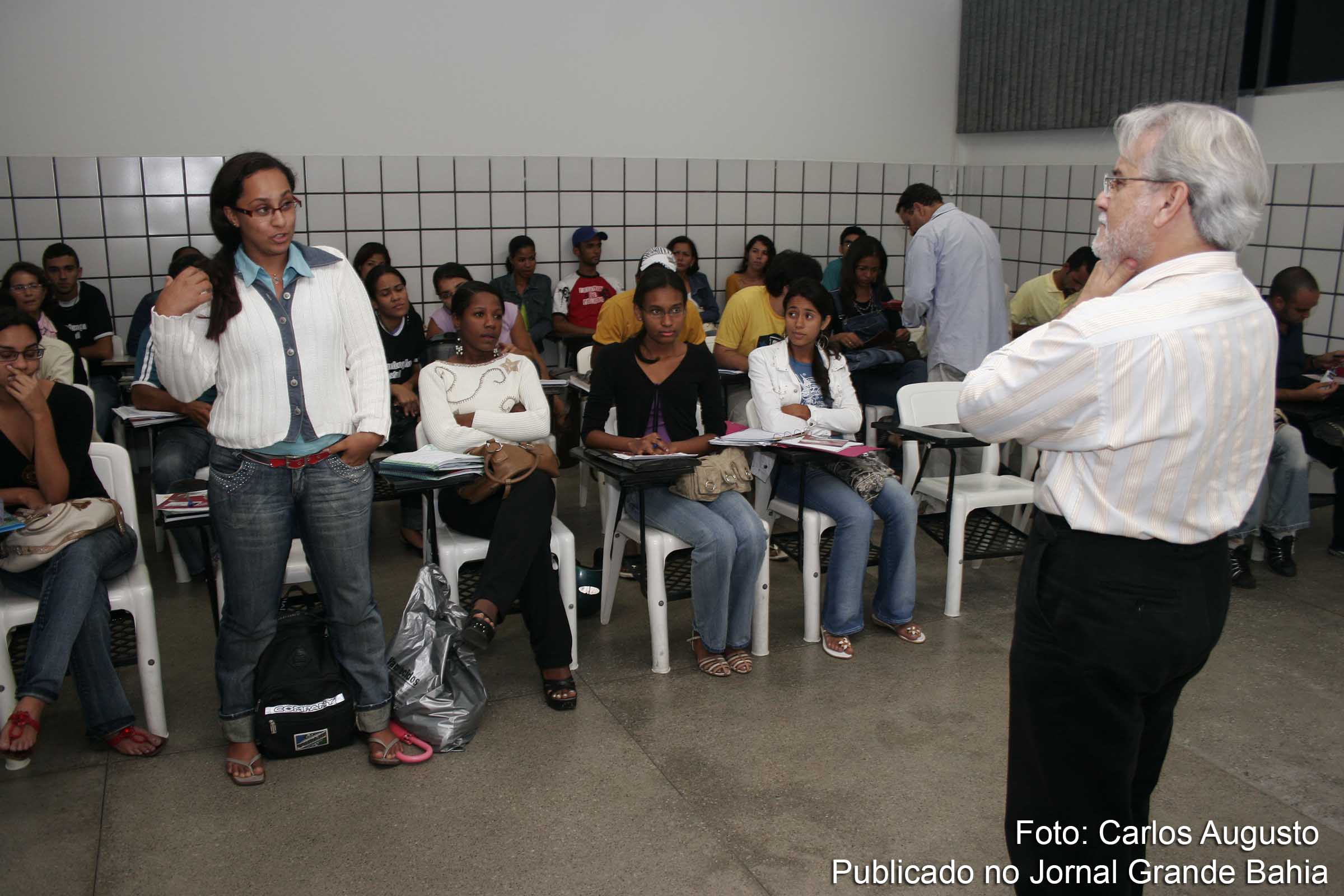 Feira de Santana: Professor Emiliano José realiza palestra na Faculdade Anísio Teixeira