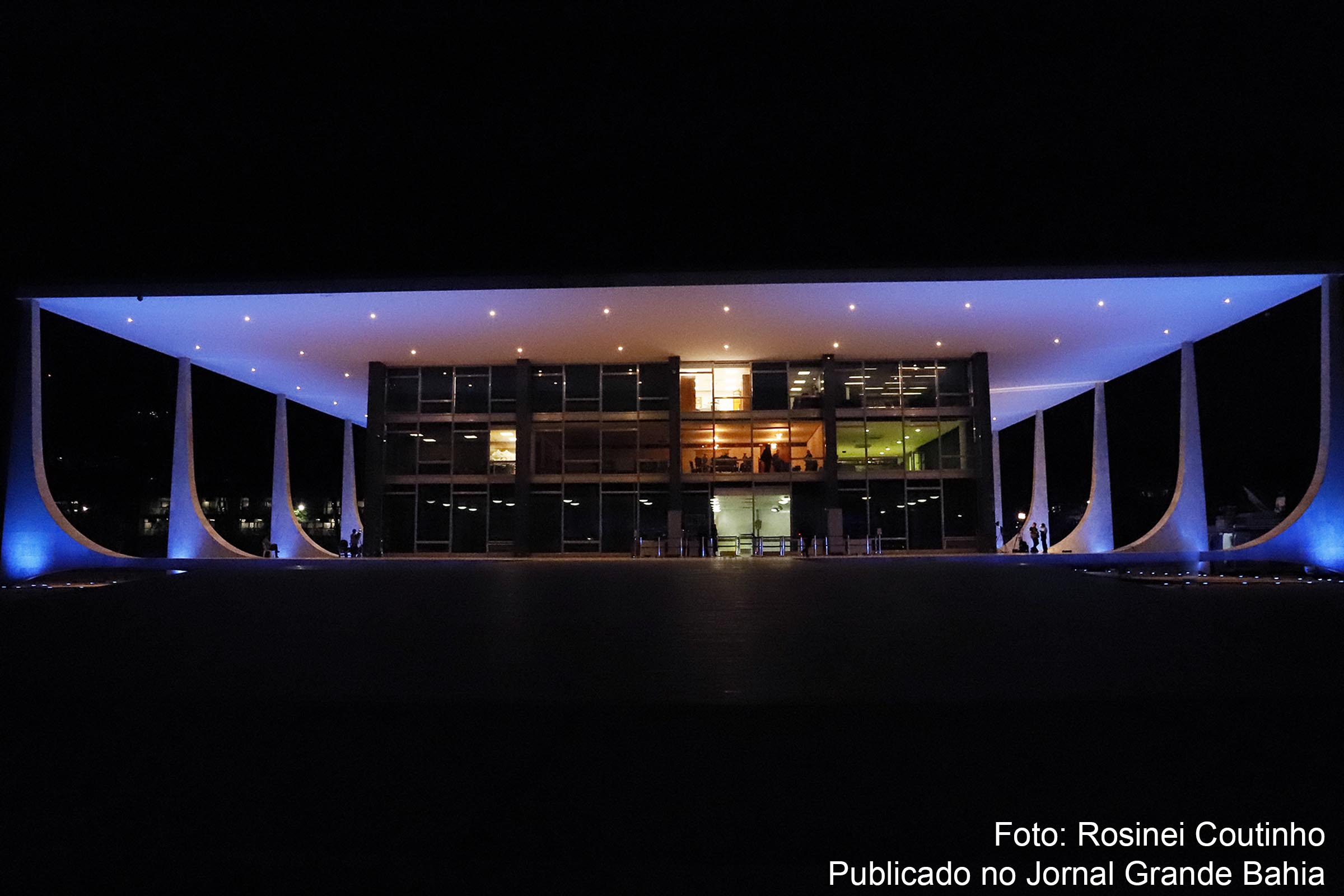 Vista noturna da fachada da sede do Supremo Tribunal Federal (STF).