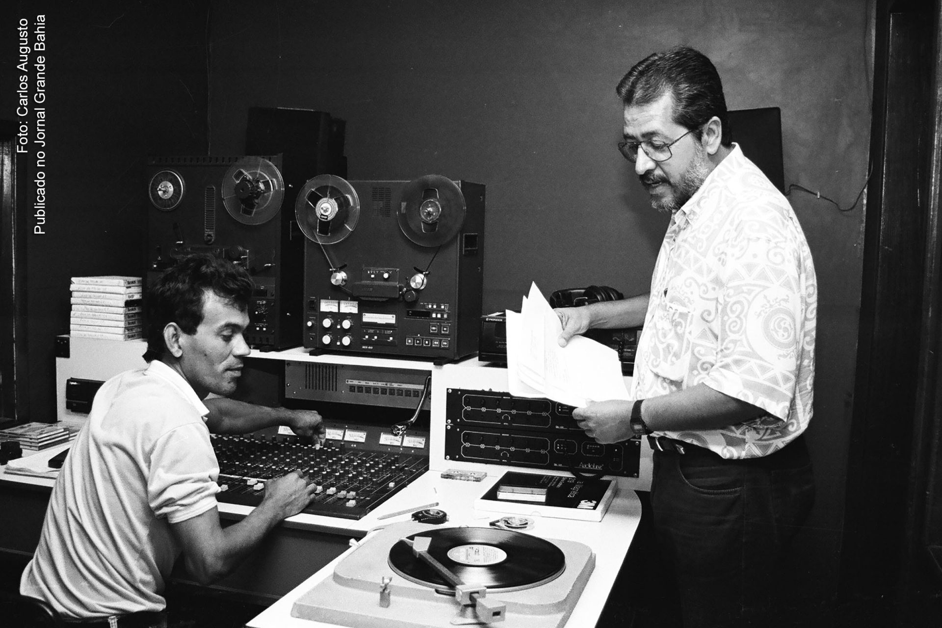 Roque Tavares (lado direito), publicitário de destaque, atuou como diretor de produção da TV Subaé, em Feira de Santana.