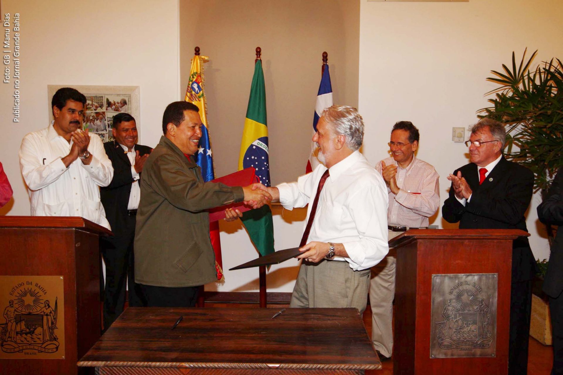 Governador Jaques Wagner e Hugo Chávez, presidente da Venezuela, assinam convênios no Palácio de Ondina, em Salvador.