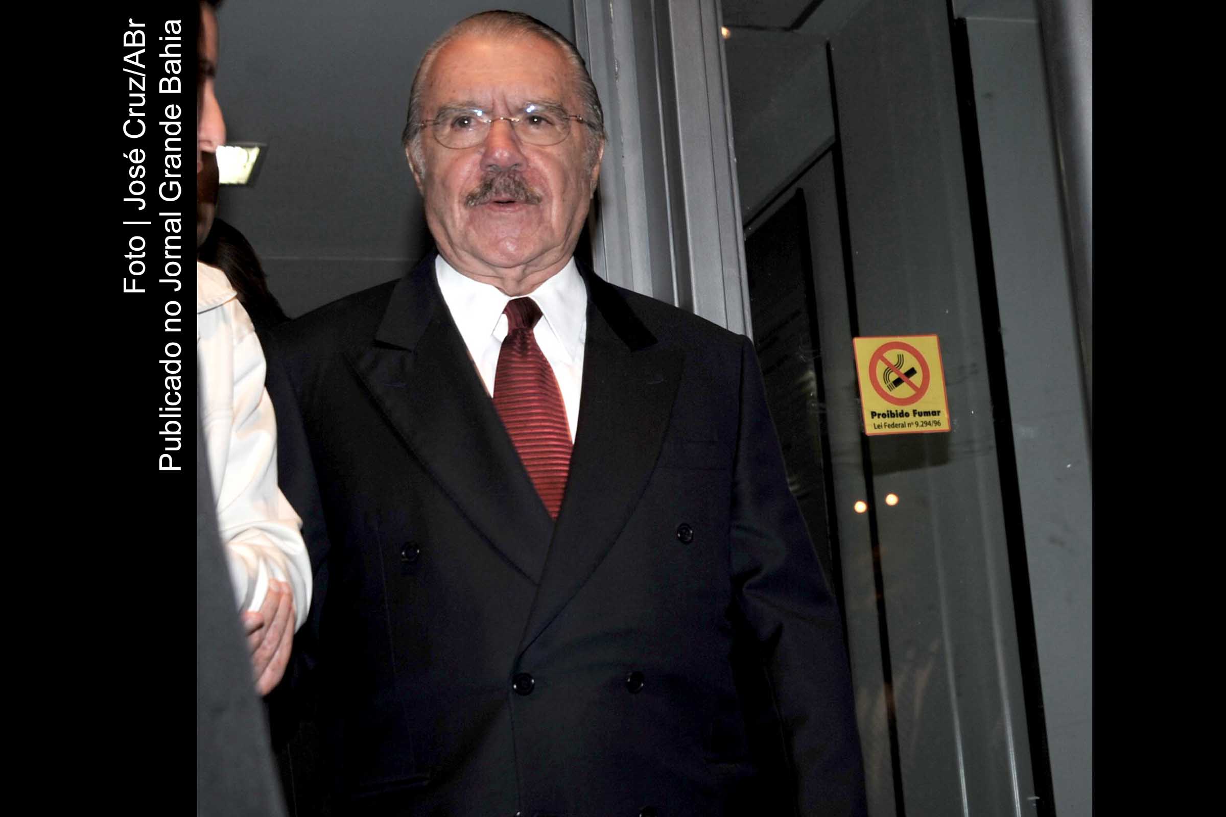 Senador José Ribamar Ferreira de Araújo Costa (José Sarney) é acusado de ato de corrupção.