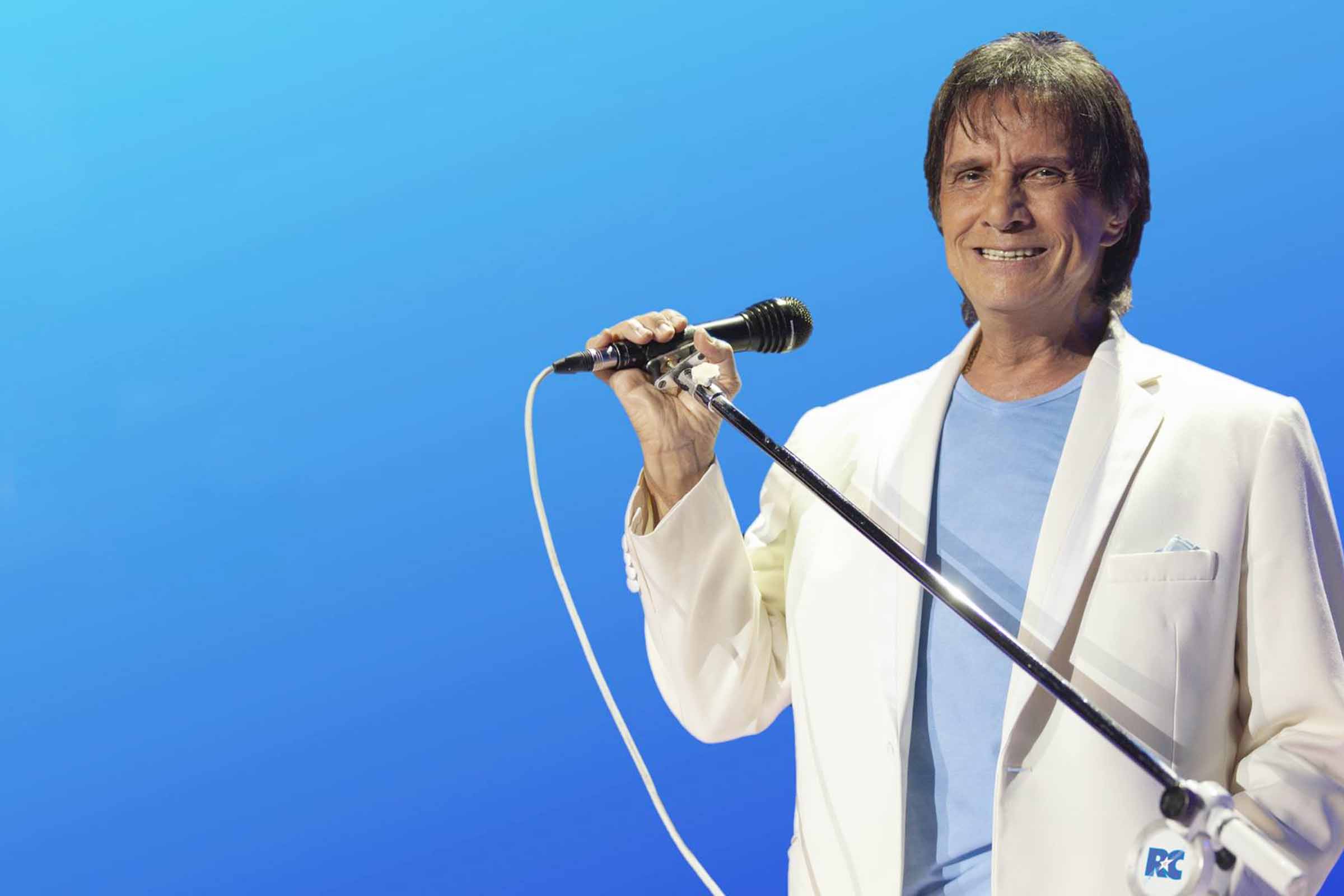 Roberto Carlos comemora 50 anos de carreira em grande show em Salvador