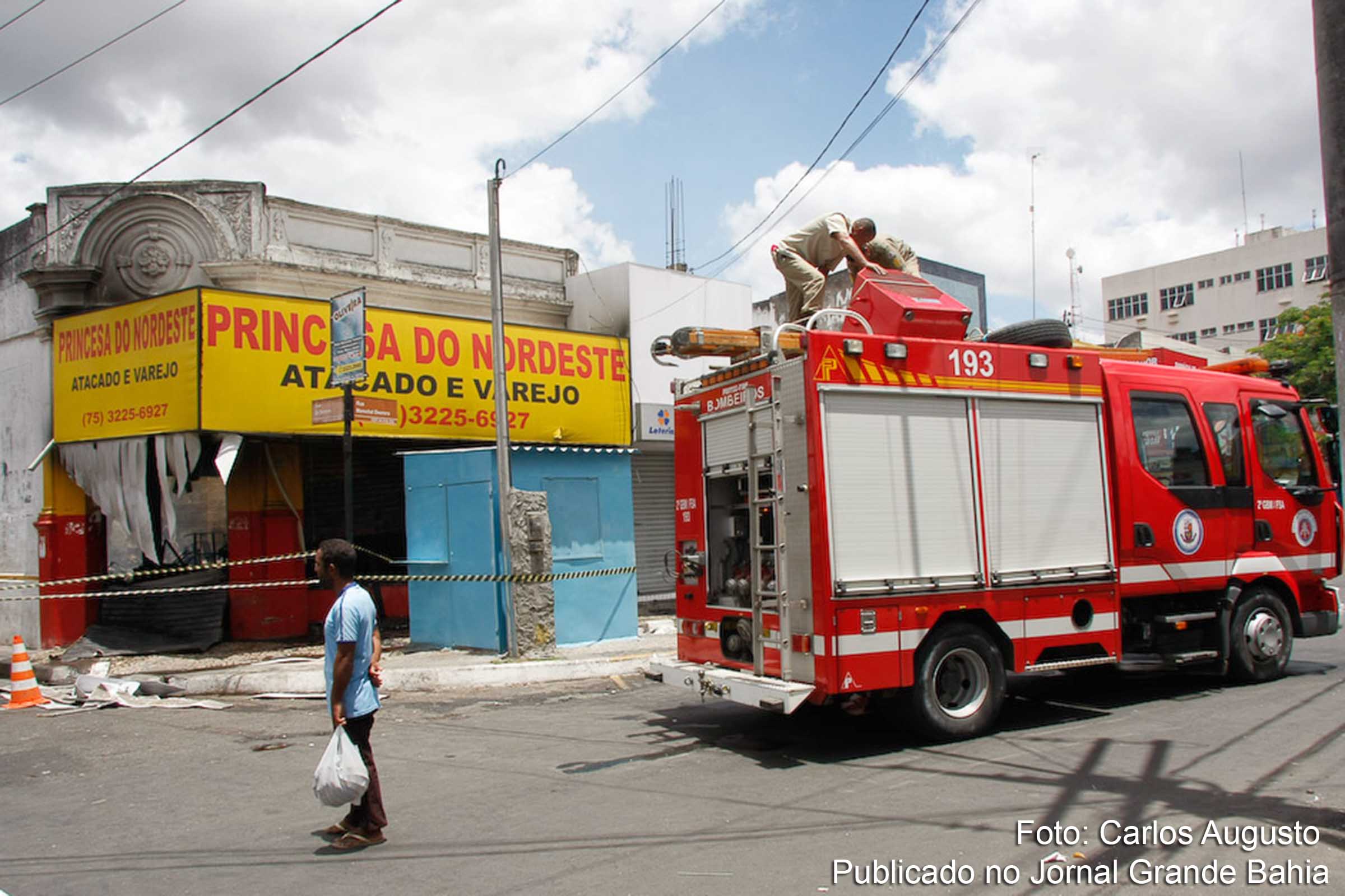 Incêndio destrói a loja Princesa do Nordeste. Localizada na esquina da Rua Marechal Deodoro com Rua de Santana.