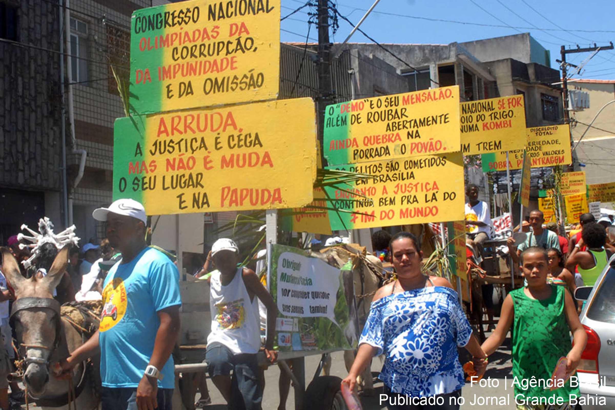 A segunda-feira de carnaval é dia de Mudança do Garcia na capital baiana. O tradicional e “desorganizado” bloco, que mistura partidos políticos, movimentos sindicais e sociais, outros blocos carnavalescos, carroças puxadas por cavalos e muito protesto.