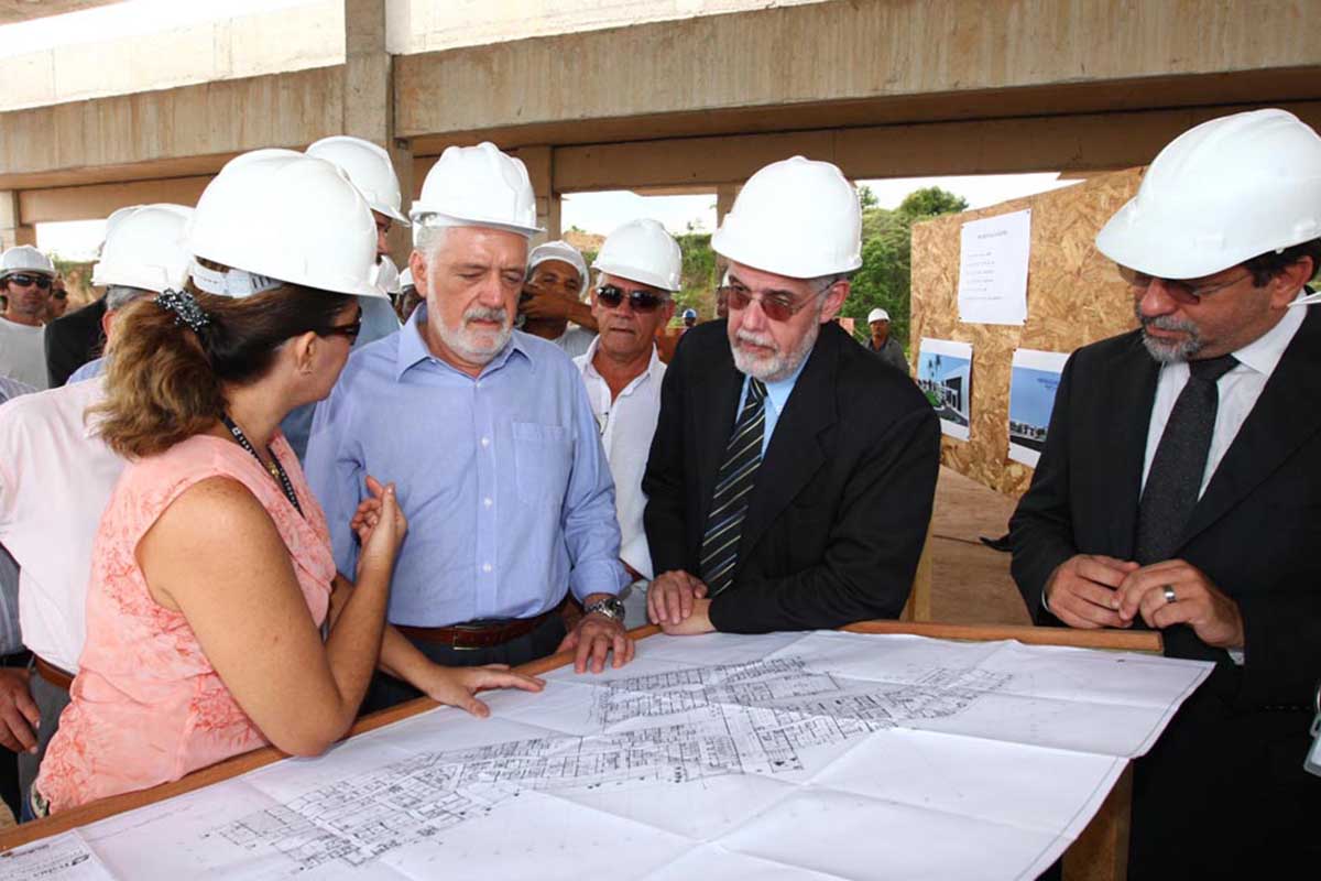 Jaques Wagner e os secretários Jorge Solla e Afonso Florence. Governo constrói hospital disponibiliza 268 leitos em 19 mil metros quadrados de área construída.