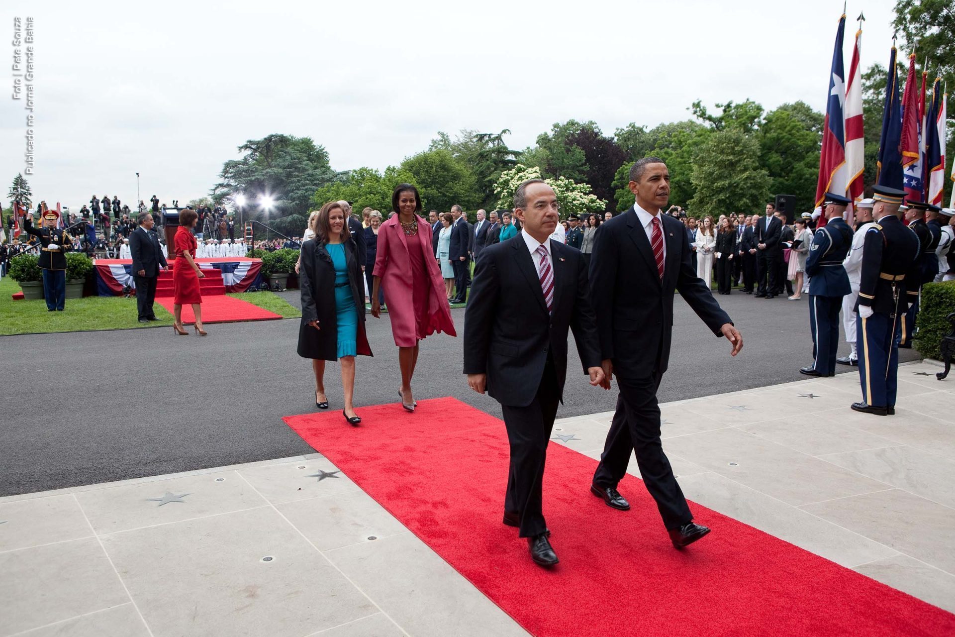 A presidente Barack Obama e a primeira-dama Michelle Obama caminham em direção à entrada do pórtico sul da Casa Branca com o presidente mexicano Felipe Calderón e sua esposa, Margarita Zavala, após a cerimônia de chegada do estado no gramado sul da Casa Branca, em 19 de maio de 2010.