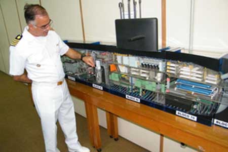 O trabalho é complexo e a quantidade de urânio usada é muito grande. De acordo com Ferreira Marques, mil quilos de yellow cake geram apenas um quilo de gás UF6.