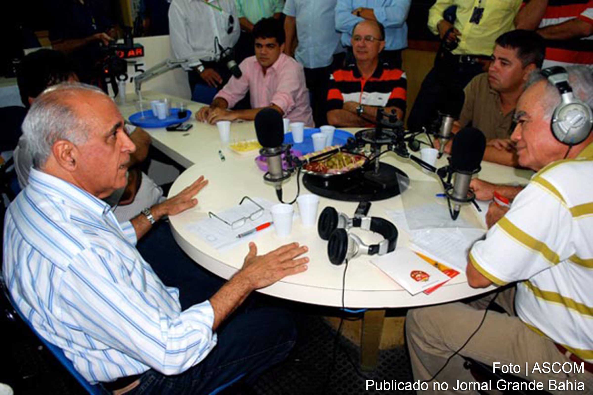 Paulo Souto esteve no estúdio da Rádio Recôncavo, acompanhado do prefeito de Santo Antônio de Jesus, Euvaldo Rosa, dos ex-prefeitos José Ronaldo, de Feira de Santana, e Cláudio Neves, de Itaparica, além do deputado estadual Rogério Andrade.
