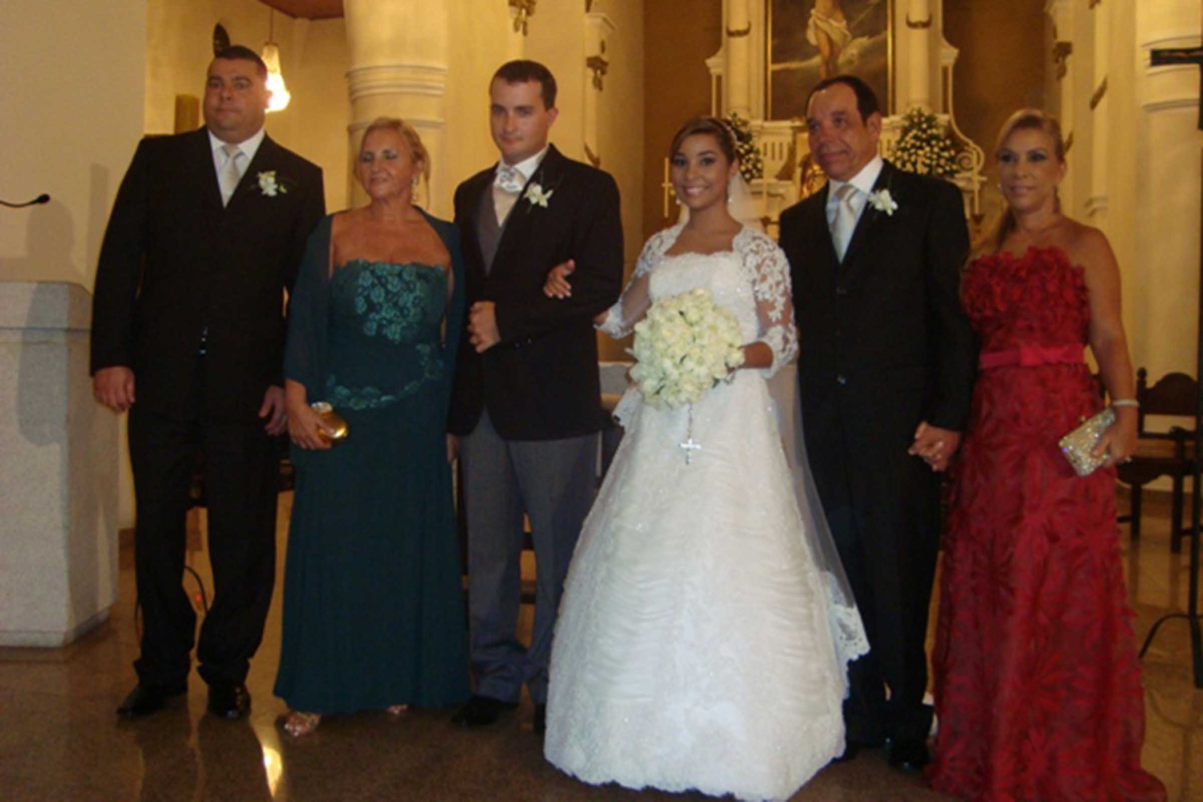 Os noivos João da Silva e Renata Pimenta da Silva ladeados por Maria Lucia Santos e Carlos Augusto Pimenta e Luci.