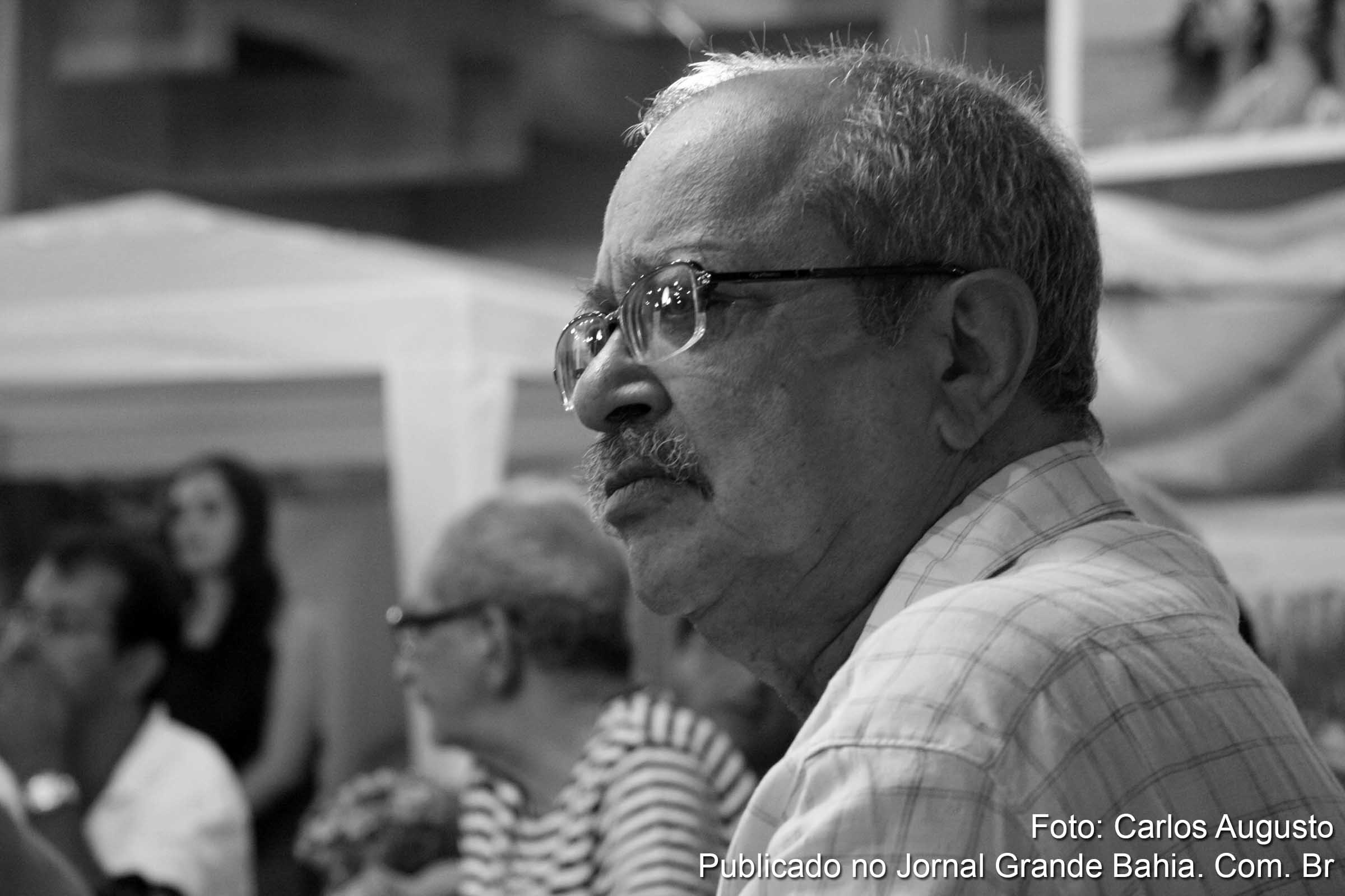 Natural de Itaparica, João Ubaldo Osório Pimentel Ribeiro é escritor, jornalista, roteirista e professor brasileiro, formado em direito e membro da Academia Brasileira de Letras. Em 2008, ganhou o Prêmio Camões, mais destacada premiação para autores de língua portuguesa.