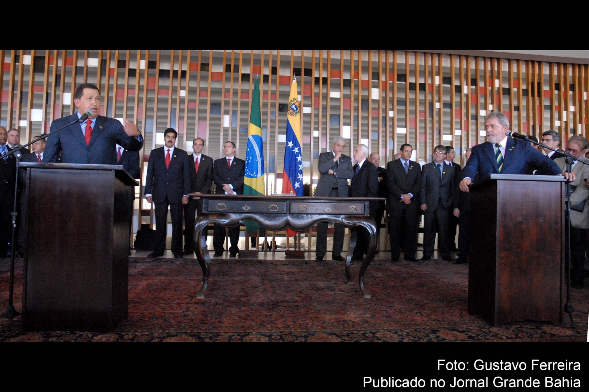 Presidentes Hugo Chávez e Luiz Inácio Lula da Silva participam de entrevista coletiva à imprensa, em 28 de abril de 2010.