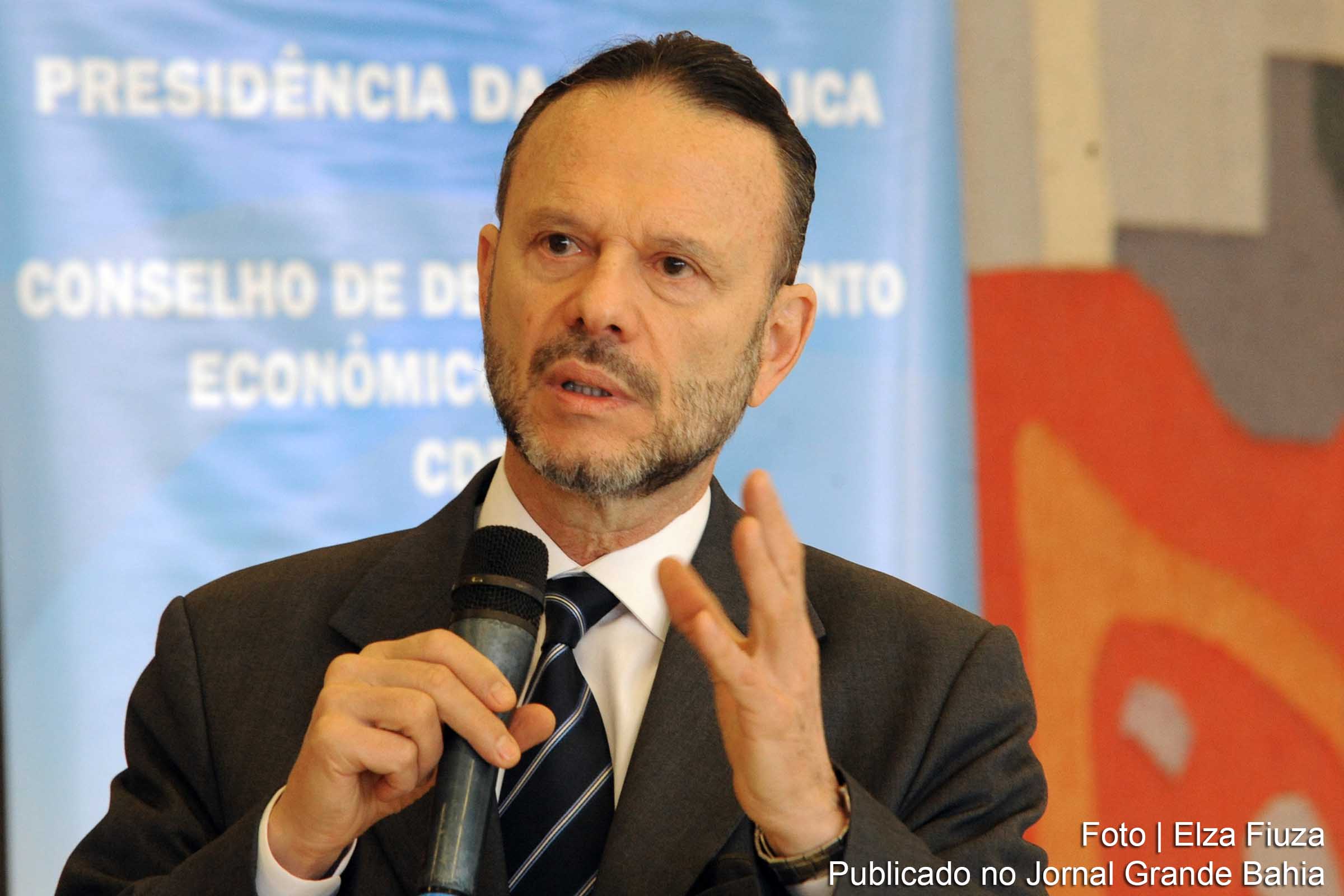 Luciano Coutinho afirmou que a valorização do real ante o dólar é nociva para a economia brasileira.