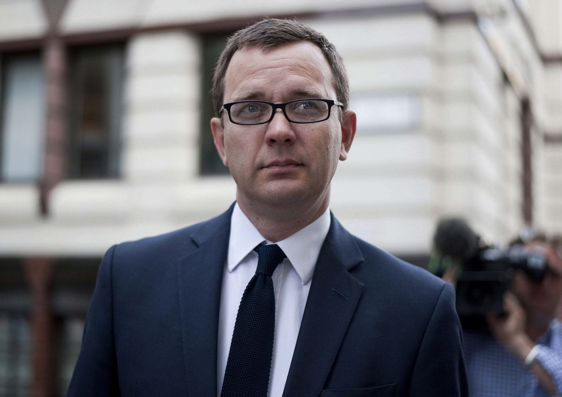 Andrew Edward Coulson (Andy Coulson) ex-diretor de Comunicação do governo de David Cameron, no Reino Unido.