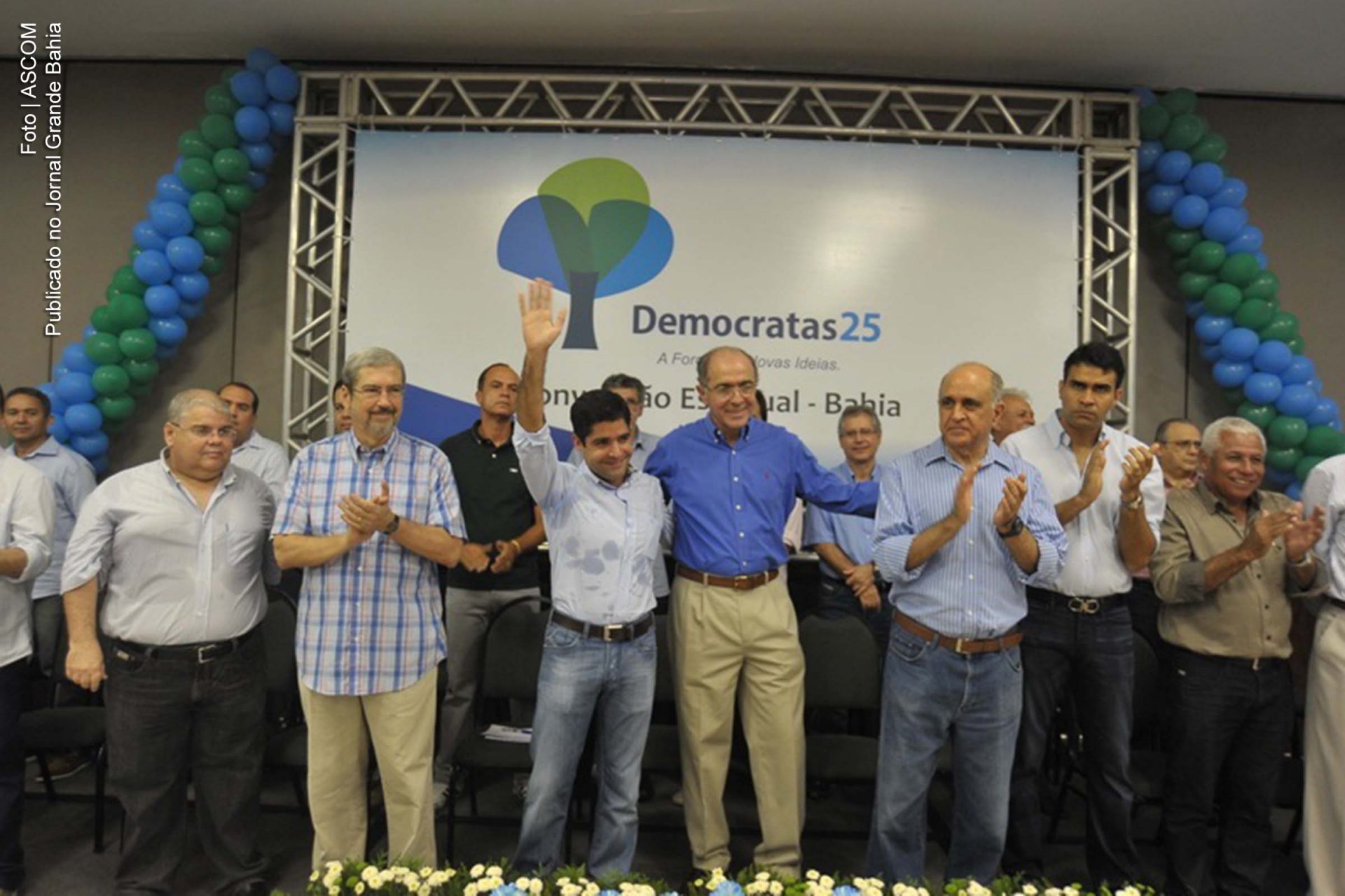 Deputado federal ACM Neto ao lado de membros dos partidos DEM, PMDB, PSDB, PPS, PR, PSC, PTC, PRB, PV e PRP, em 20 de agosto de 2011.