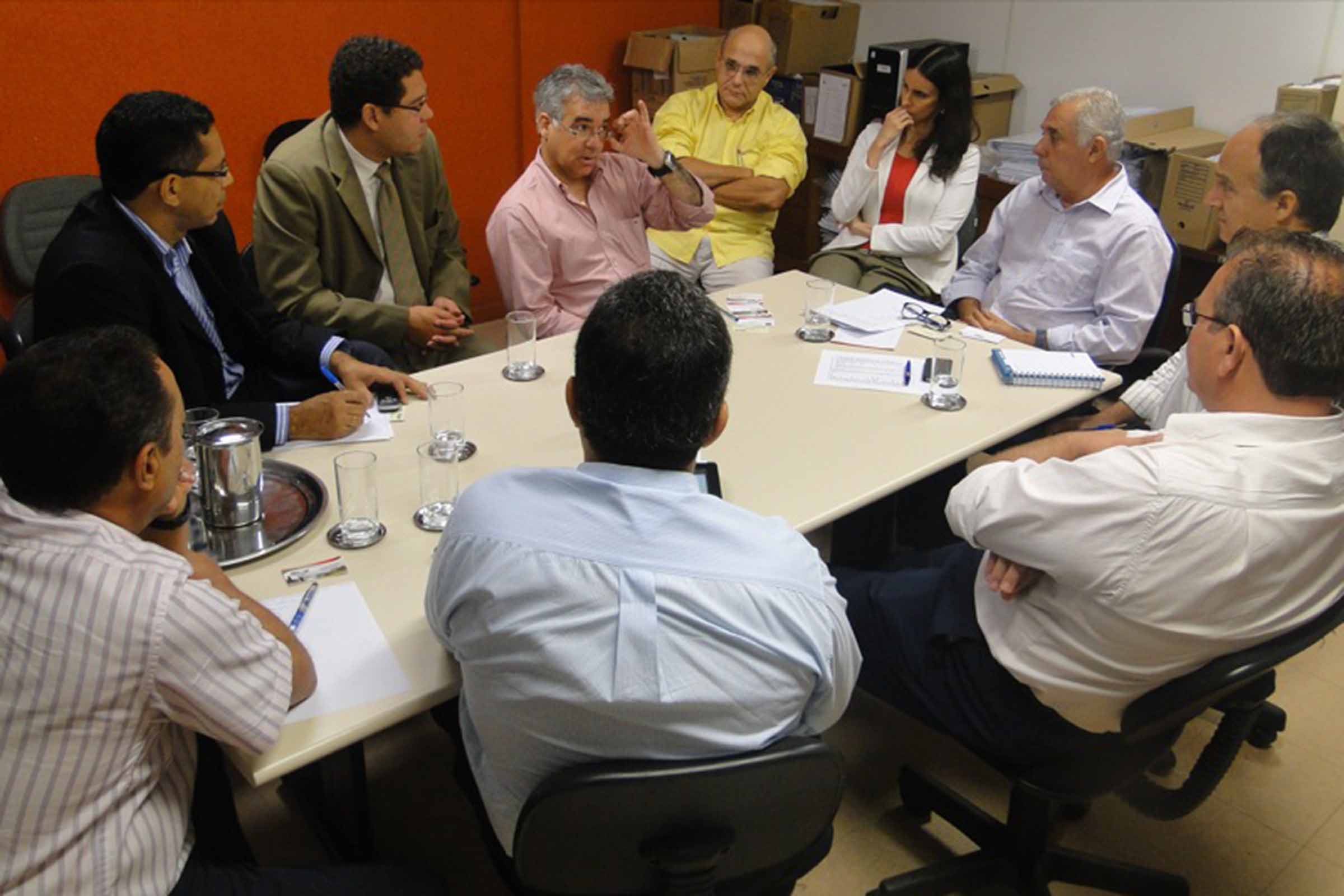 Autoridades estaduais discutem as exigências para viabilizar voos comerciais e a concessão do Aeroporto de Feira de Santana, destacando a importância do projeto para o desenvolvimento da região.
