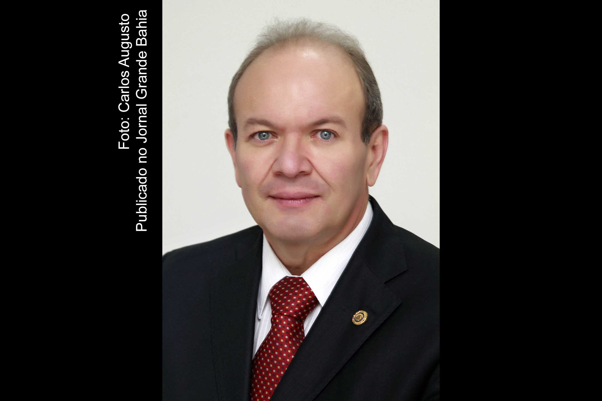 Carlos Antônio de Moraes Lucena é advogado e ocupou cargo de Procurador-geral do Município de Feira de Santana, desde 1994.