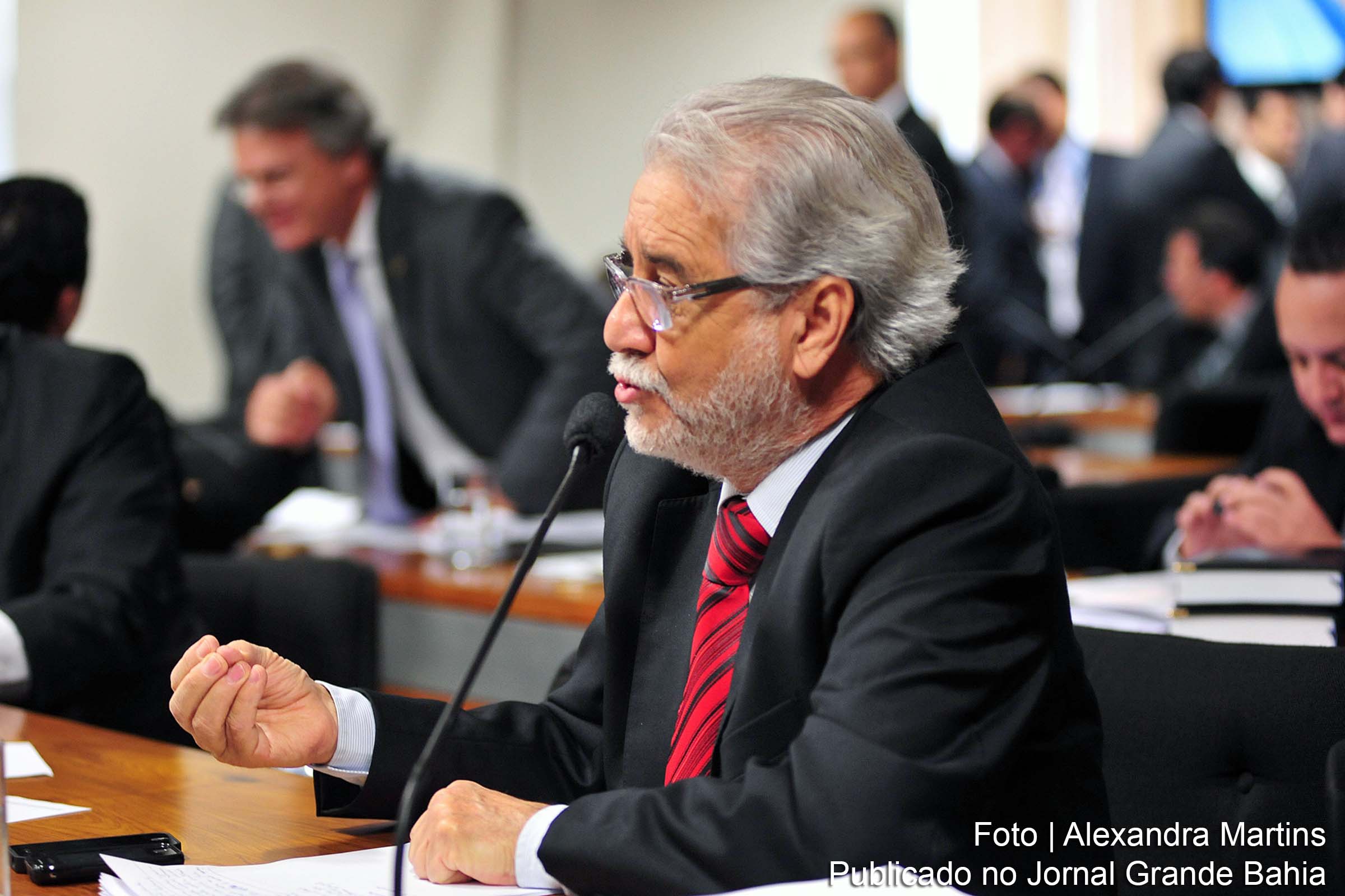 Deputado federal Emiliano José conclama: agora é tempo de retomar as atividades, e garantir a paz dos baianos; policiais desocupam ALBA