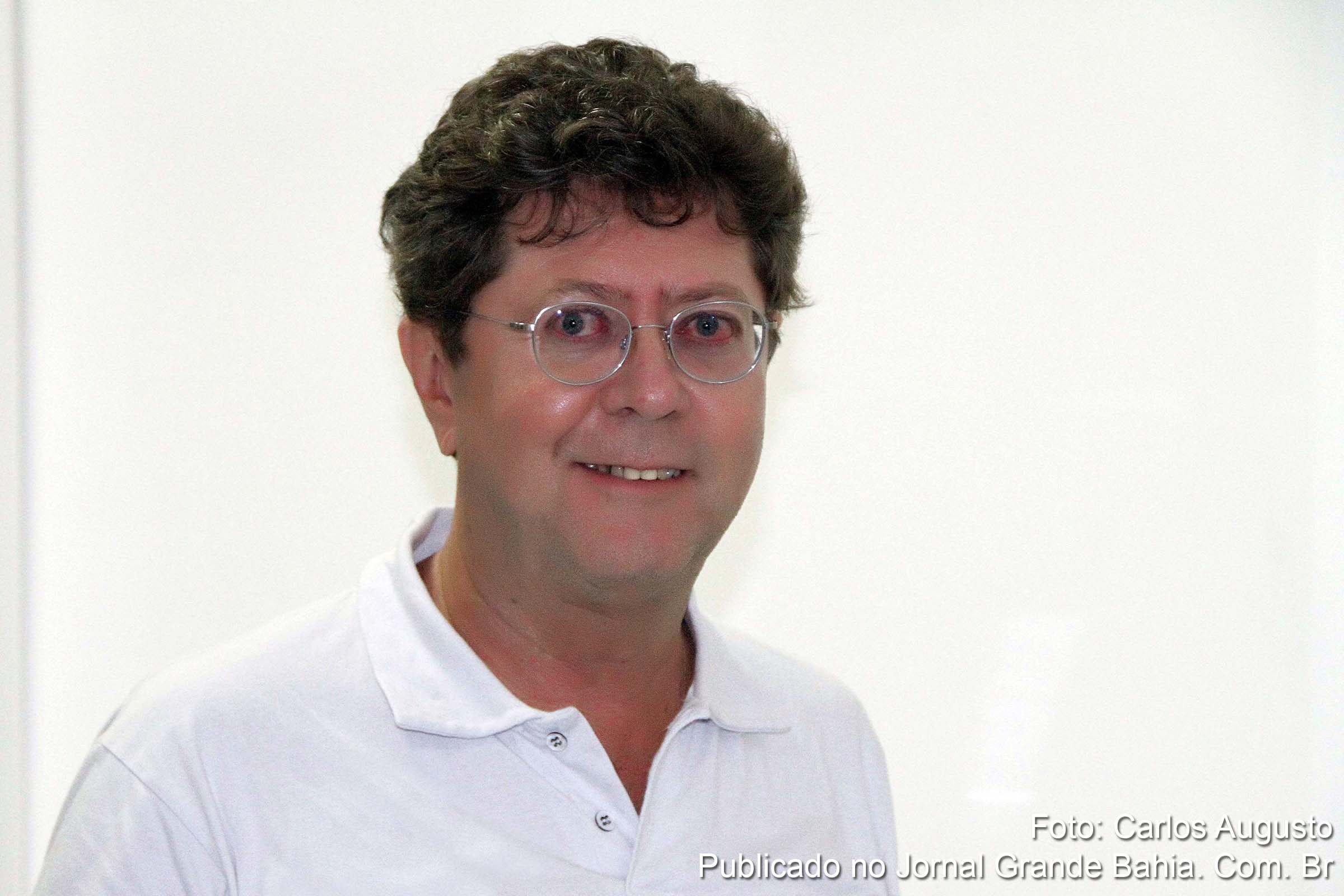 Baiano de Salvador, Juarez Duarte Bomfim é sociólogo e mestre em Administração pela Universidade Federal da Bahia (UFBA), doutor em Geografia Humana pela Universidade de Salamanca, Espanha; e professor da Universidade Estadual de Feira de Santana (UEFS)