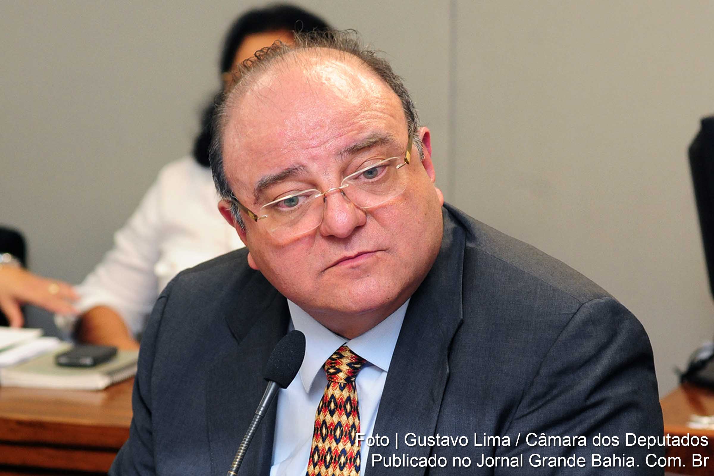 Cândido Elpidio de Souza Vaccarezza deixa liderança do governo.
