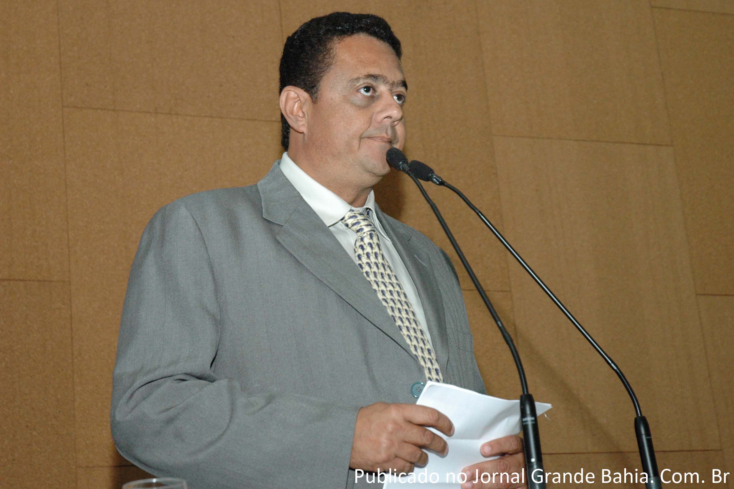 : "As comissões não trabalham, o plenário só funciona nos dias que tem votação de projetos do Executivo, a Bahia vive uma crise na educação".