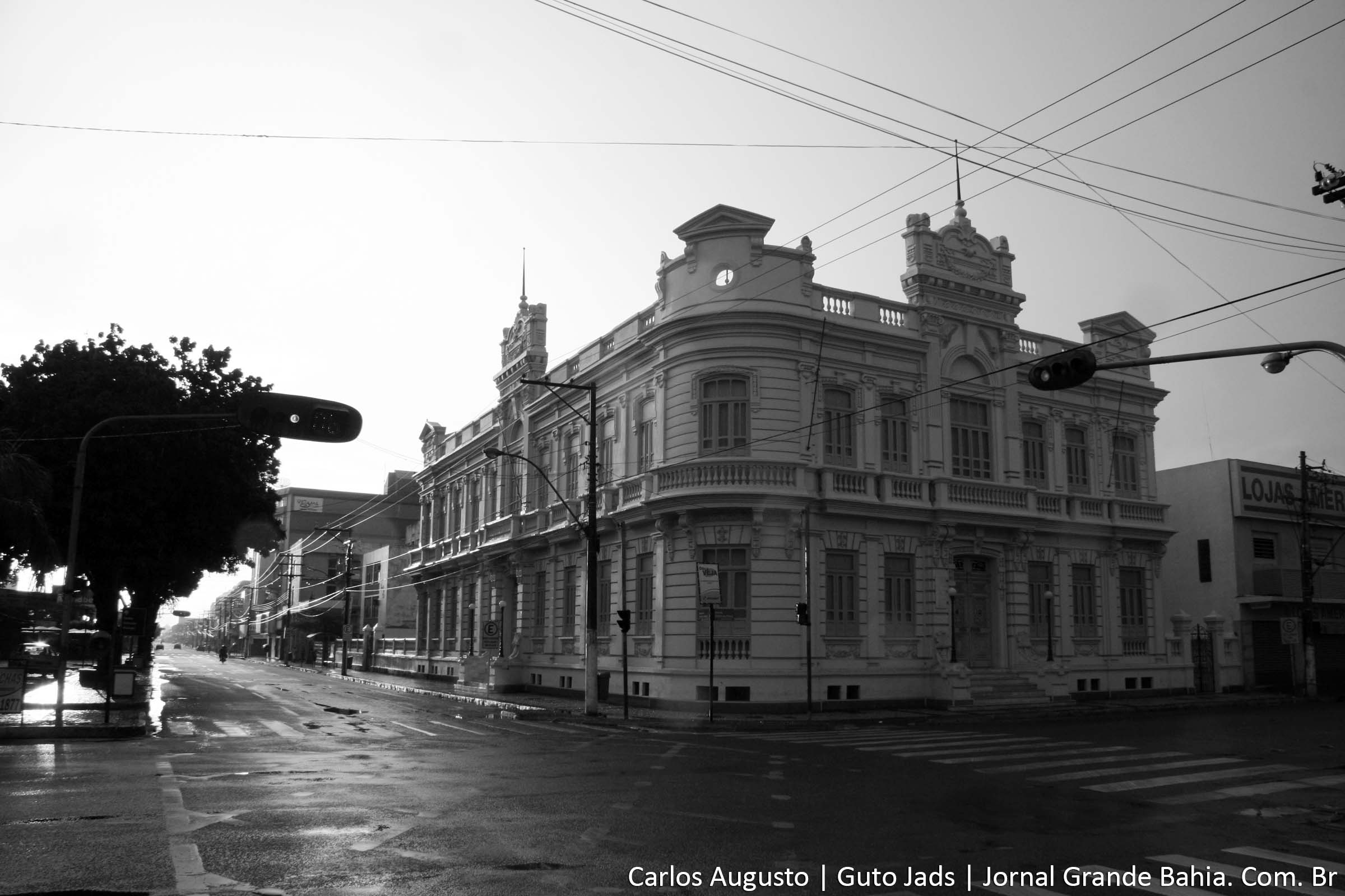 Caminhadas é finalizada na frente da Prefeitura de Feira de Santana.(Foto: Carlos Augusto | Jornal Grande Bahia)