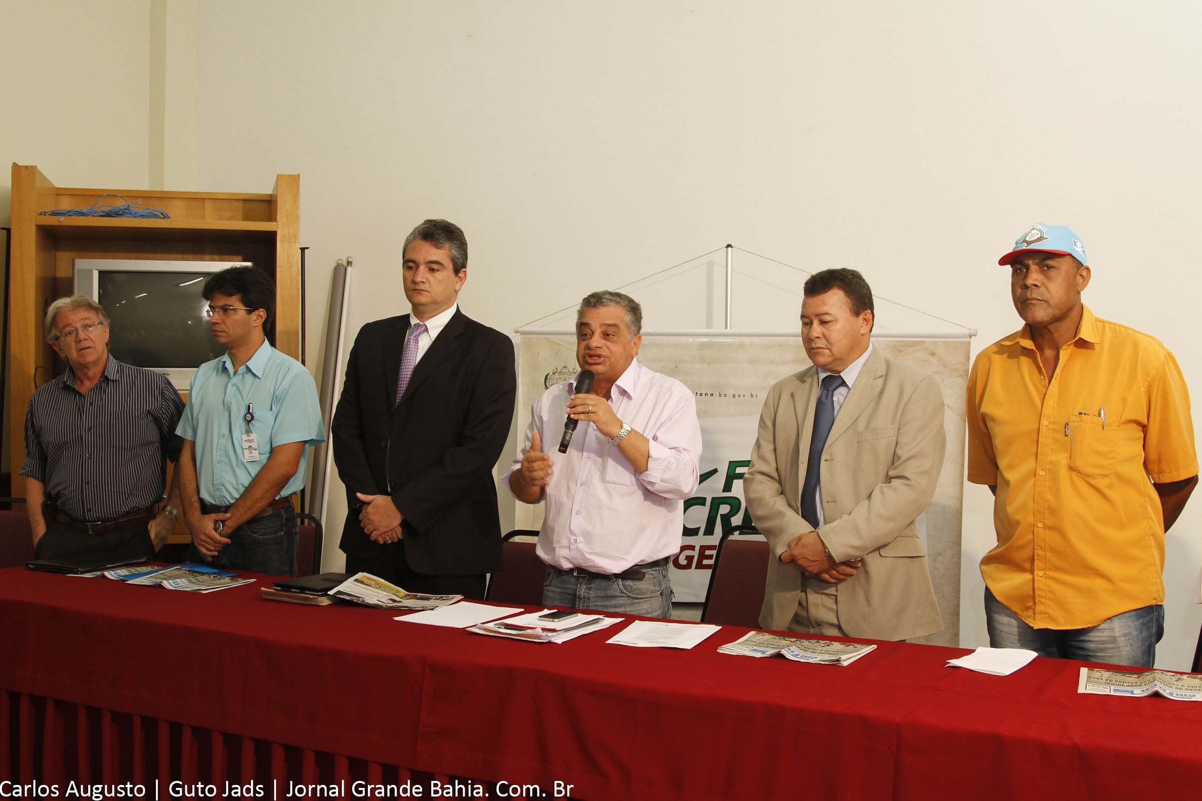 O prefeito Tarcízio Pimenta destaca que todas as definições para socorrer o homem do campo deverão envolver a participação de todos os órgãos integrantes da Comissão. |(Foto: Carlos Augusto (Guto Jads) - Jornal Grande Bahia)