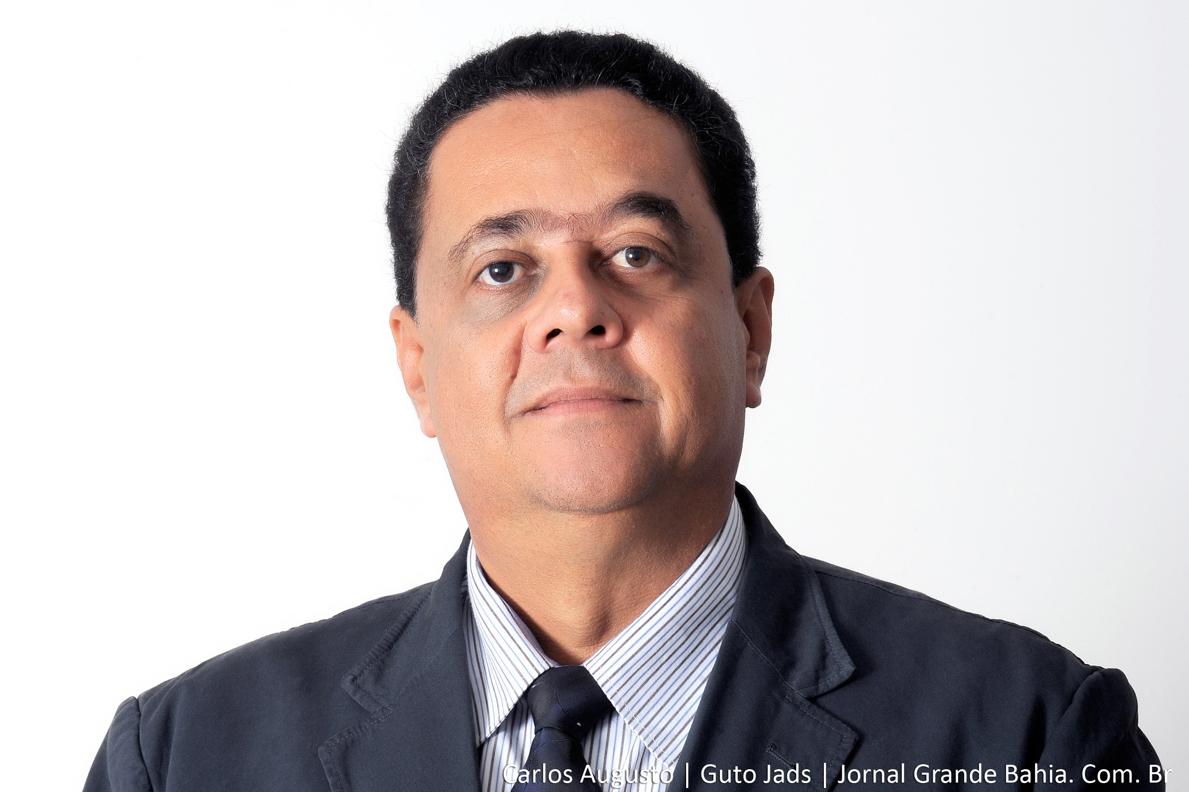 O deputado Luciano Simões também censurou a morosidade na construção da ponte que ligará Salvador à Ilha de Itaparica.