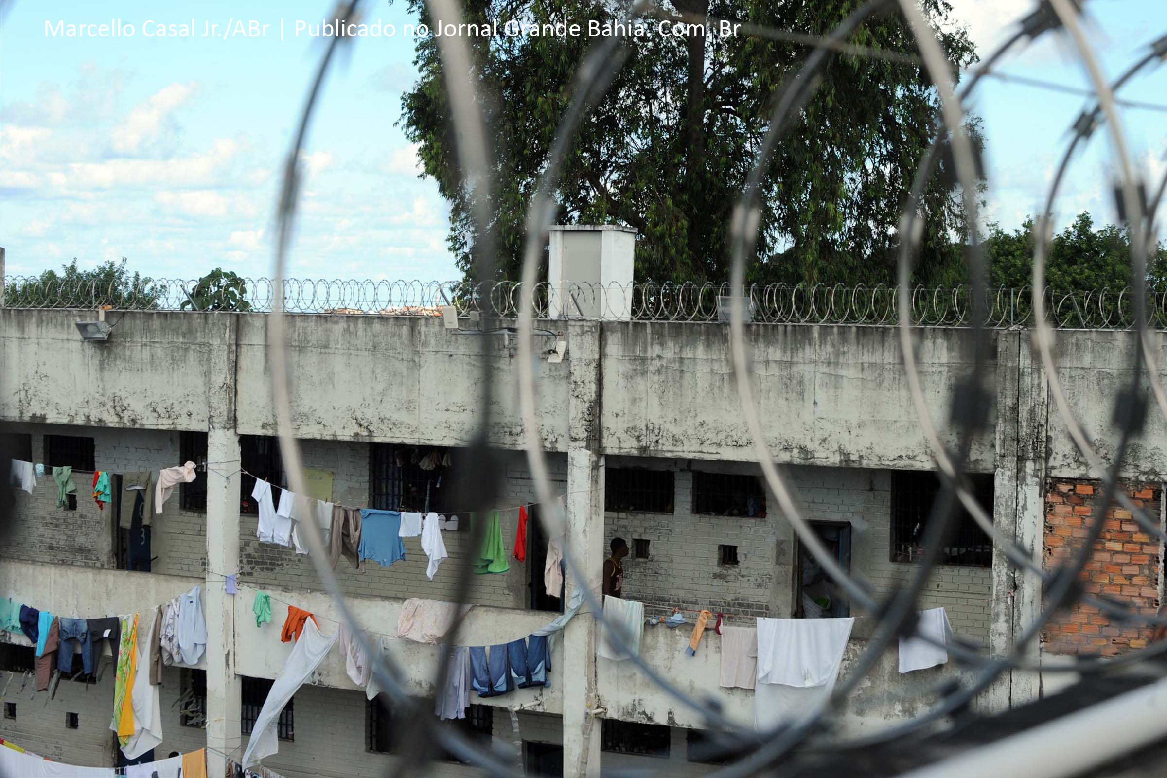 A Bahia tem déficit de cerca de 8 mil vagas nos presídios, com um excedente de cerca de 2 mil presos no sistema penitenciário e de 6 mil nas carceragens das delegacias.