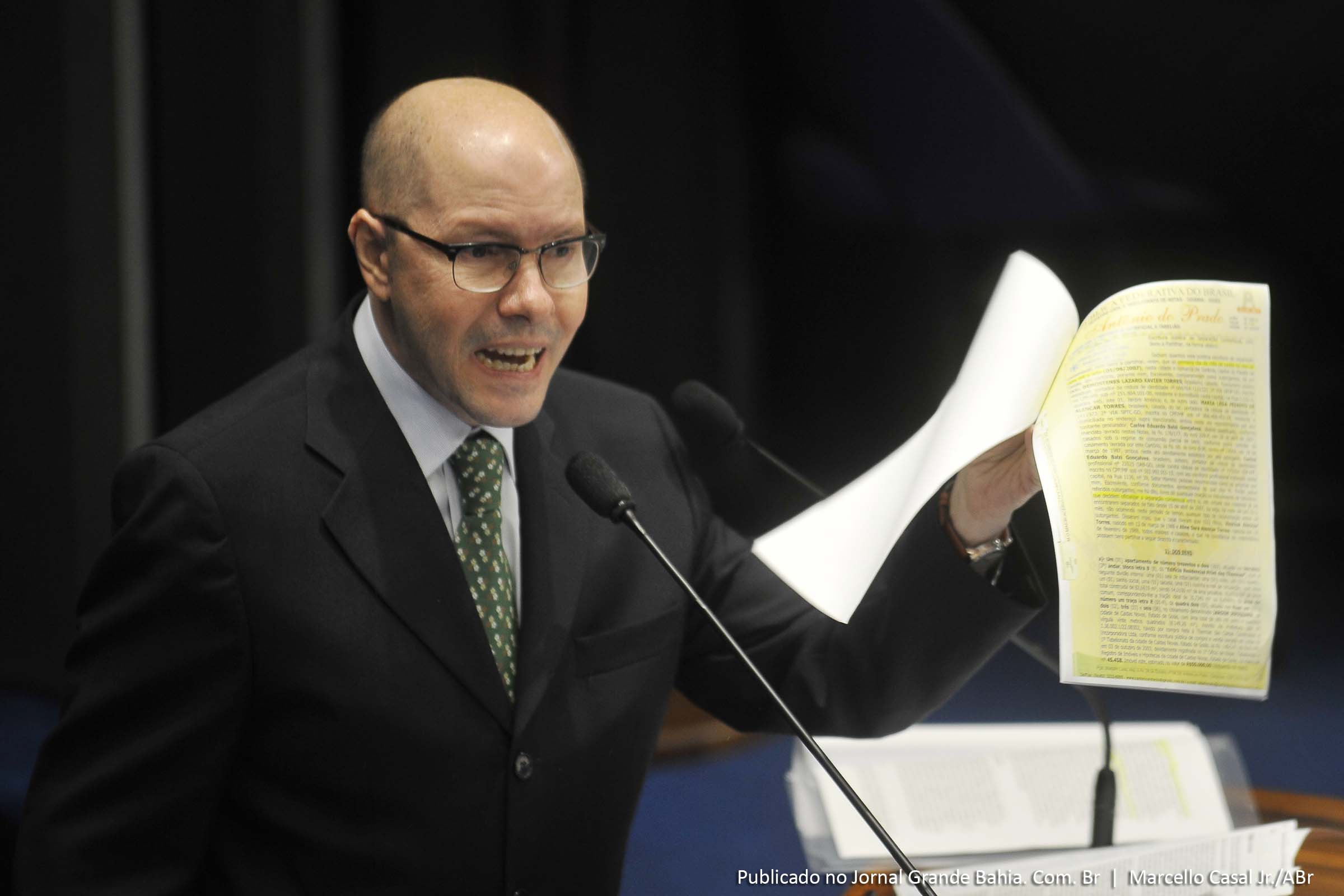 Demóstenes Torres teve seu mandato cassado no plenário do Senado. A votação terminou 56 a 19 a favor da cassação do parlamentar.