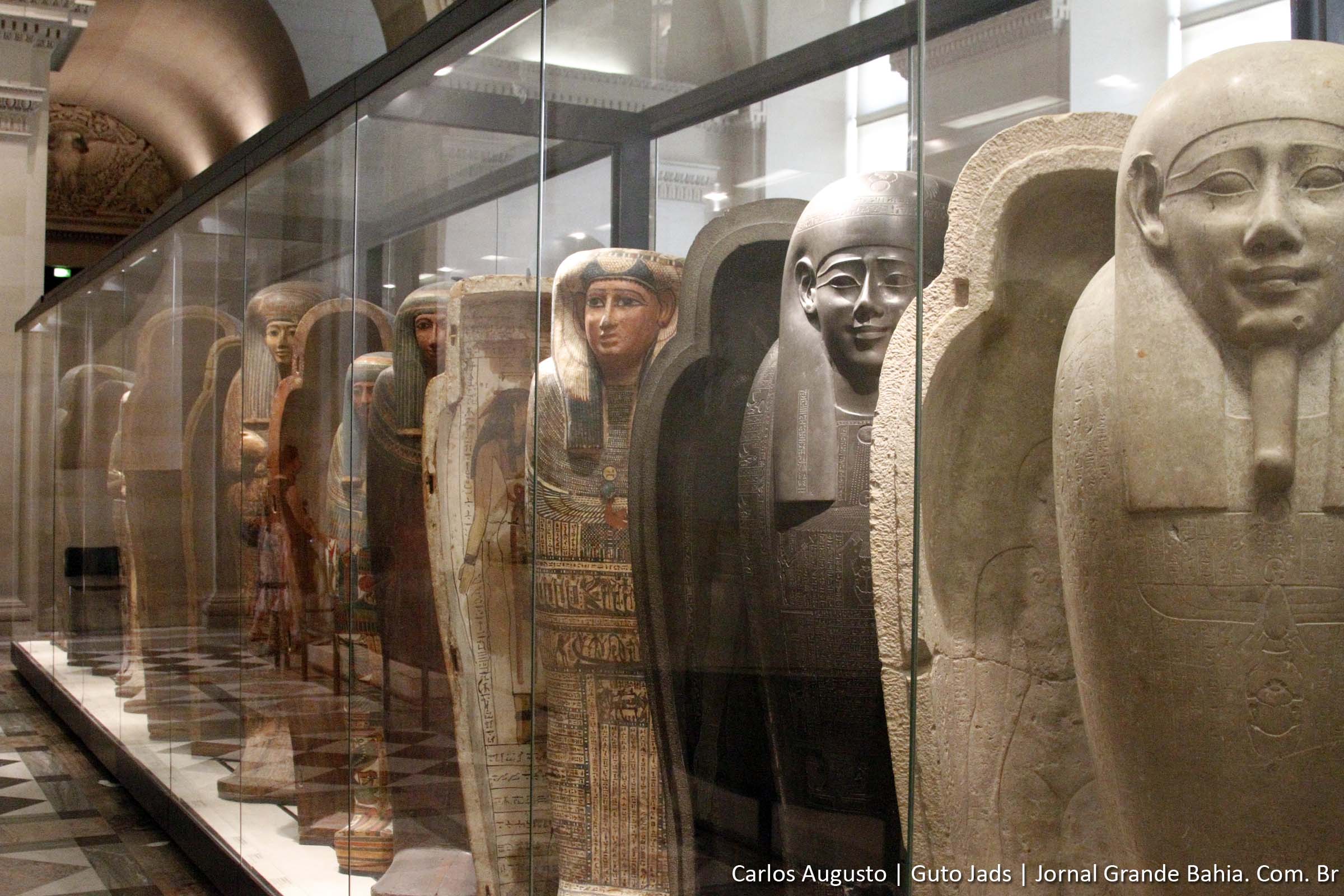 Sarcófagos egípcios em exposição permanente no Museu do Louvre, em Paris, França. (Foto: Carlos Augusto | Jornal Grande Bahia)