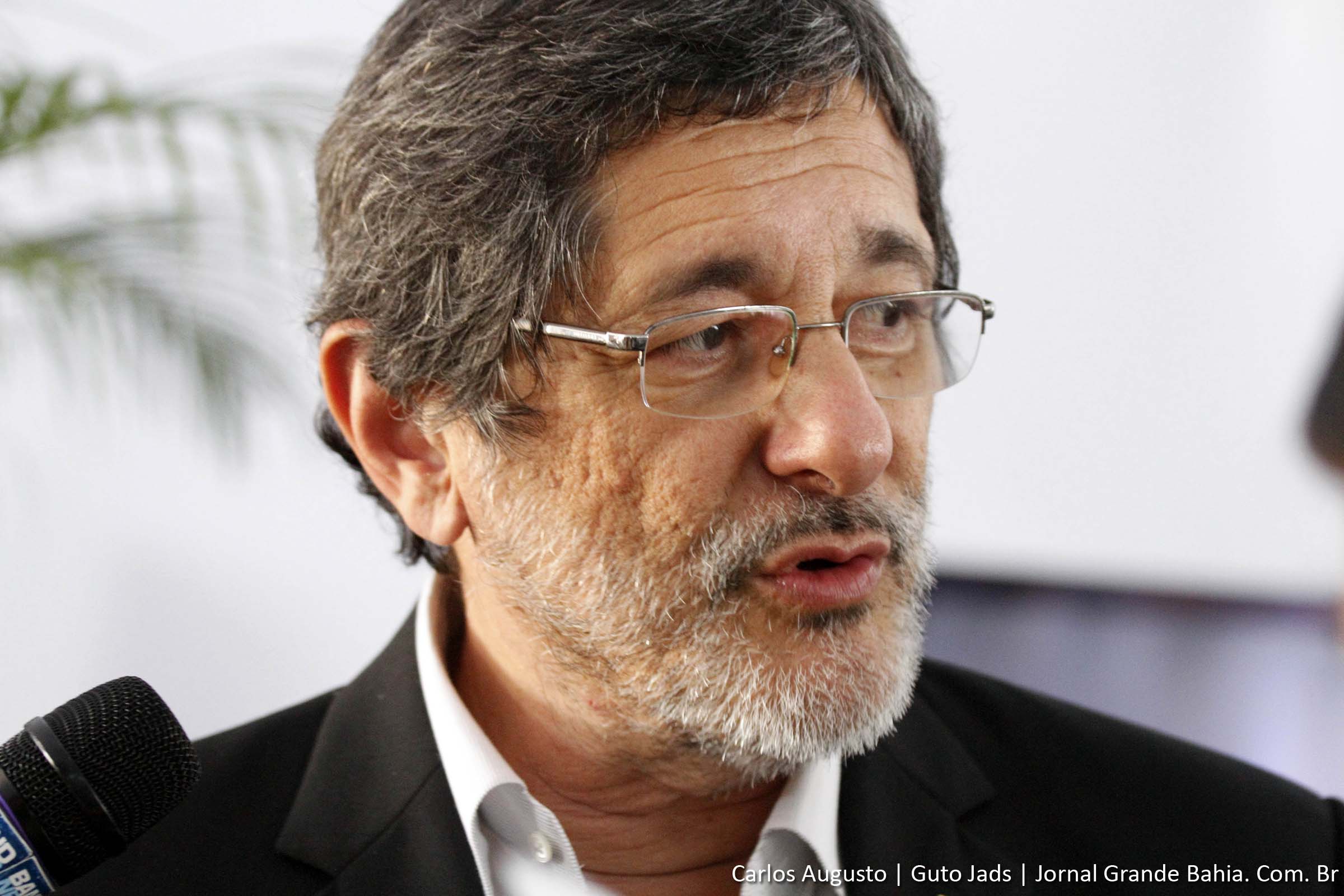 José Sérgio Gabrielli : A forma como o governo intervém na Petrobras é a forma como qualquer acionista majoritário dominante, em qualquer empresa. Quando você tem um acionista majoritário dominante ele conduz a empresa de acordo, principalmente, com seus interesses. Que não vão ser, necessariamente, contra os interesses de todos os acionistas. Provavelmente serão muitas vezes contrários aos interesses de acionistas minoritários de curto prazo. Porque geralmente o acionista dominante valoriza muito mais o crescimento de longo prazo da empresa do que o retorno no curto prazo.