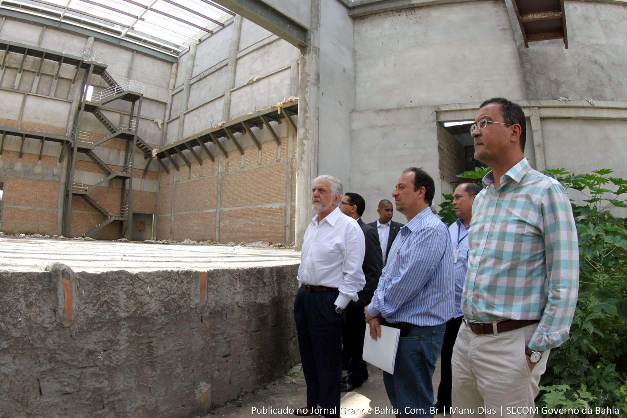 Jaques Wagner e membros do governo da Bahia visitam obras inacabadas do Centro de Convenções de Feira de Santana e prometem concluir empreendimento.