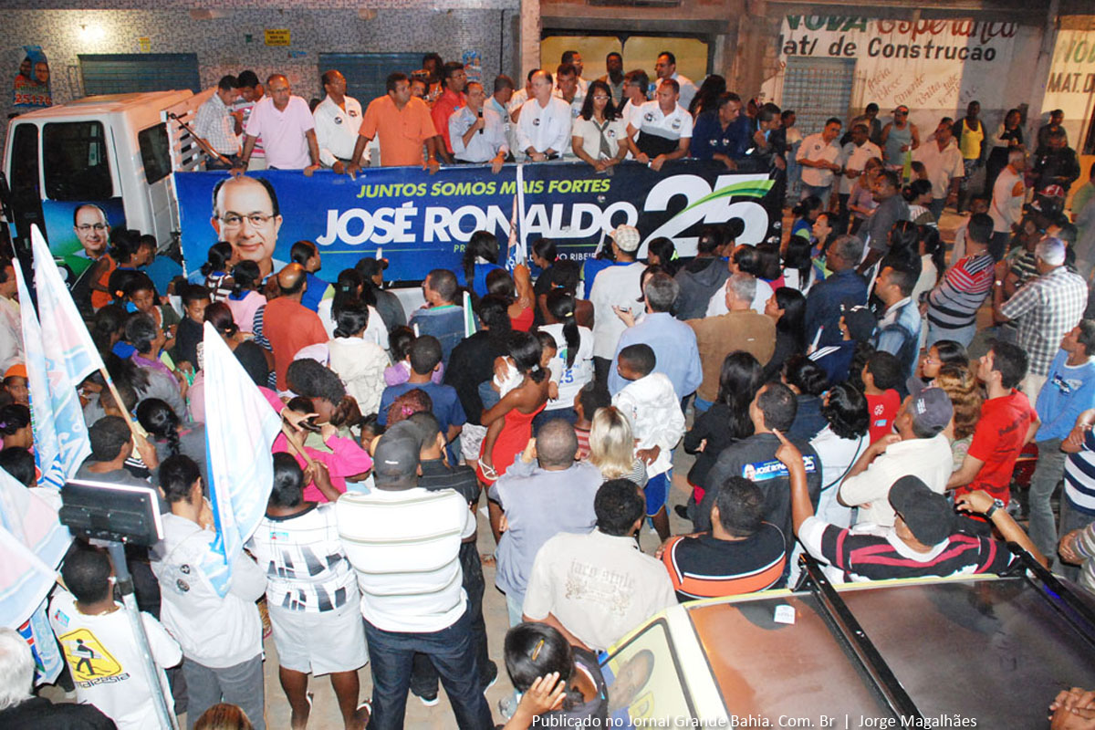 José Ronaldo visita a Agrovila e assume compromisso com moradores.