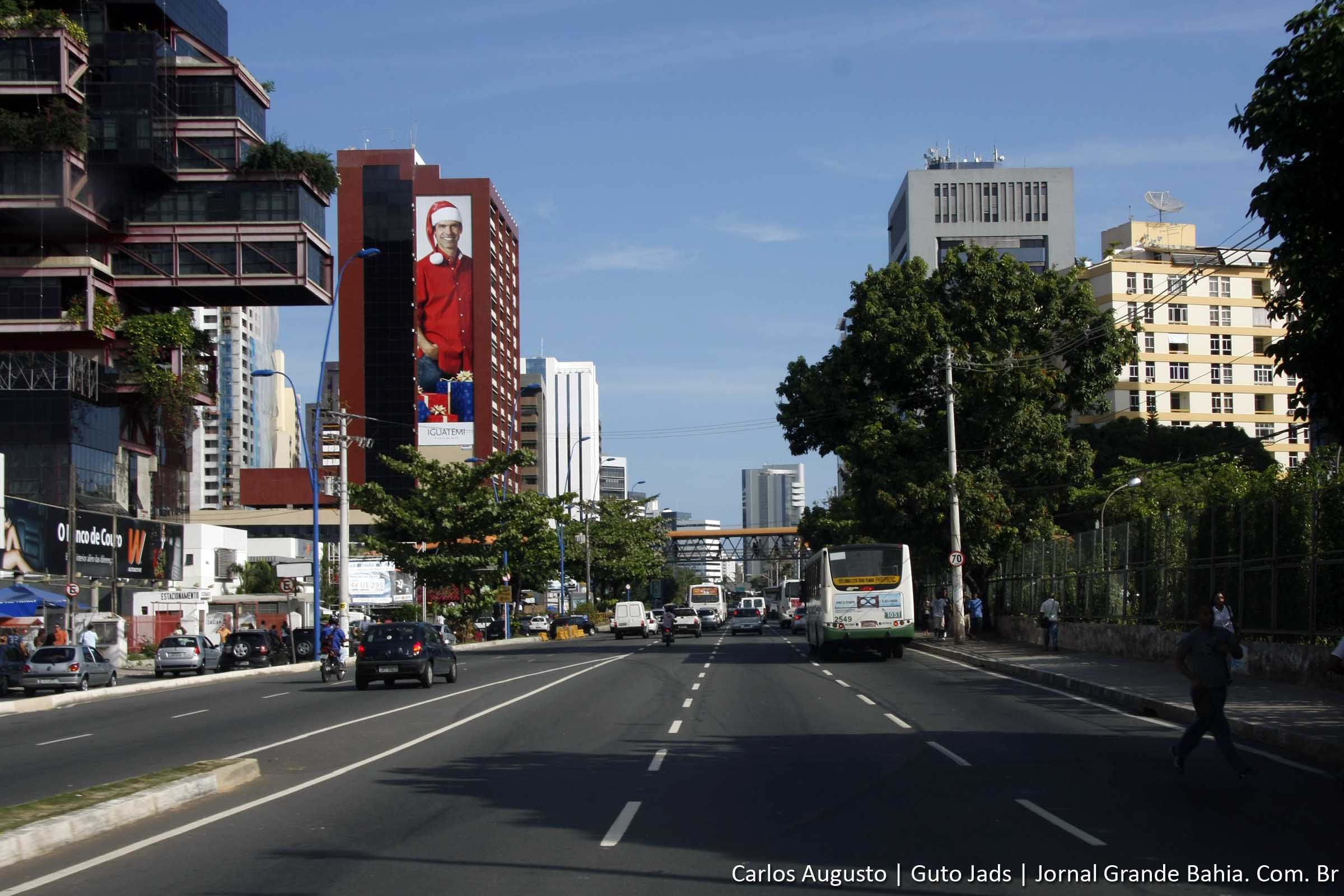 Vista da Avenida Antônio Carlos Magalhães em Salvador.