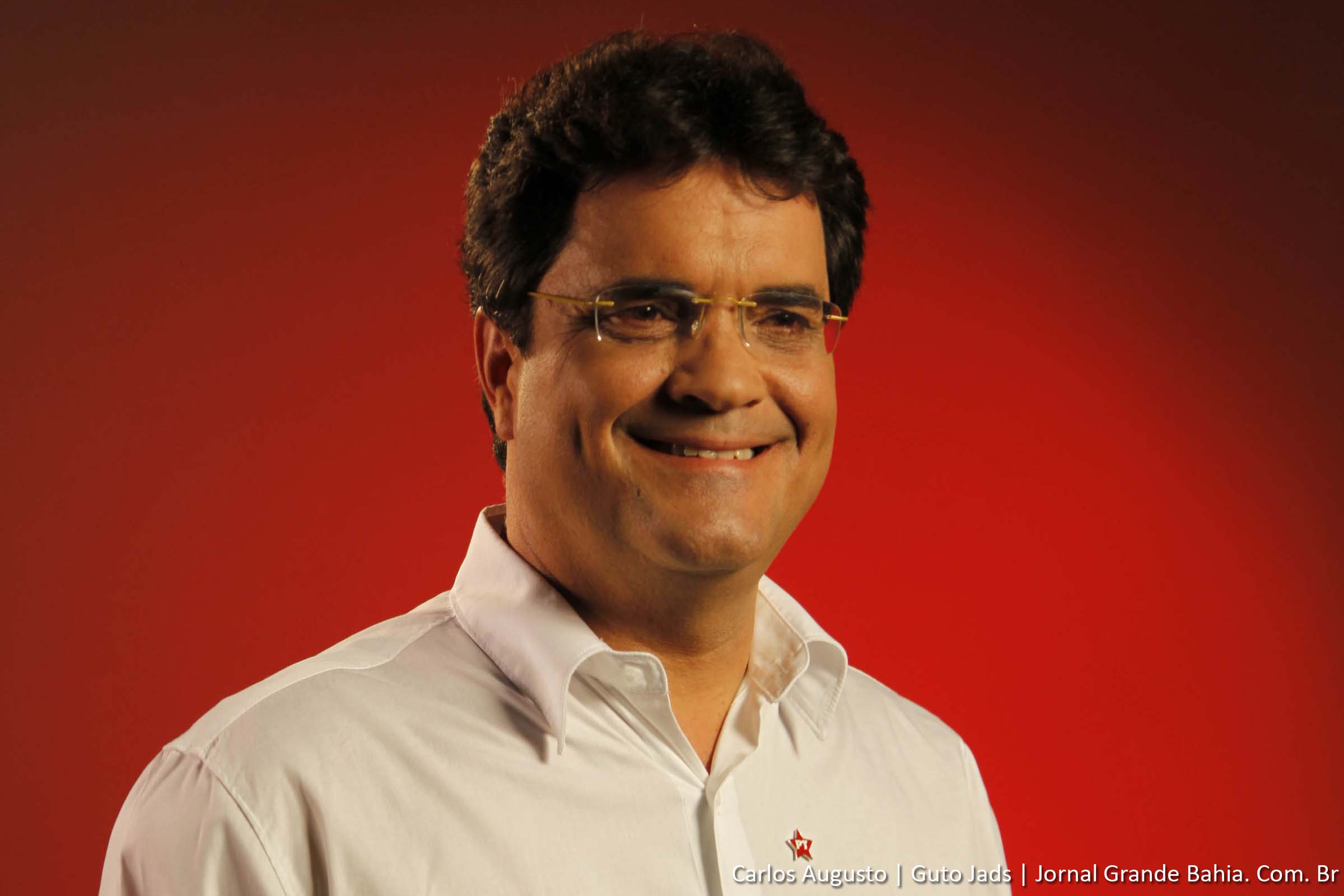 O vereador Angelo Almeida lançou, nesta segunda-feira (17/09/2012), suspeitas sobre o comportamento do candidato a prefeito pelo PPL, Adelmo Menezes, no horário eleitoral. (Foto: Carlos Augusto (Guto Jads) - Jornal Grande Bahia)