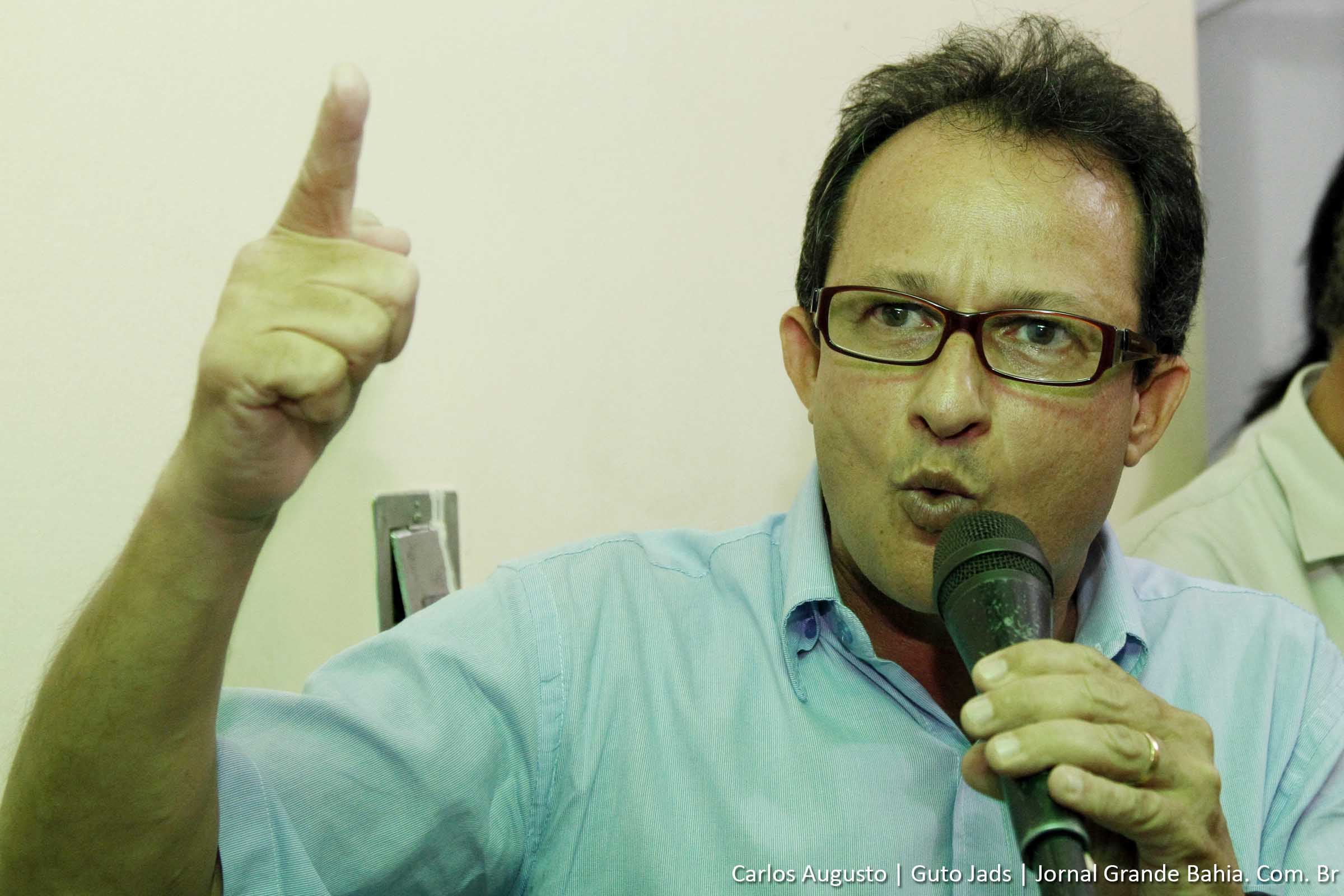 "Observem, senhoras e senhores, como caiu nesses anos do governador Jaques Wagner a atração de investimentos para a nossa cidade". A crítica é do vereador Maurício Carvalho. (Foto: Carlos Augusto (Guto Jads) - Jornal Grande Bahia)