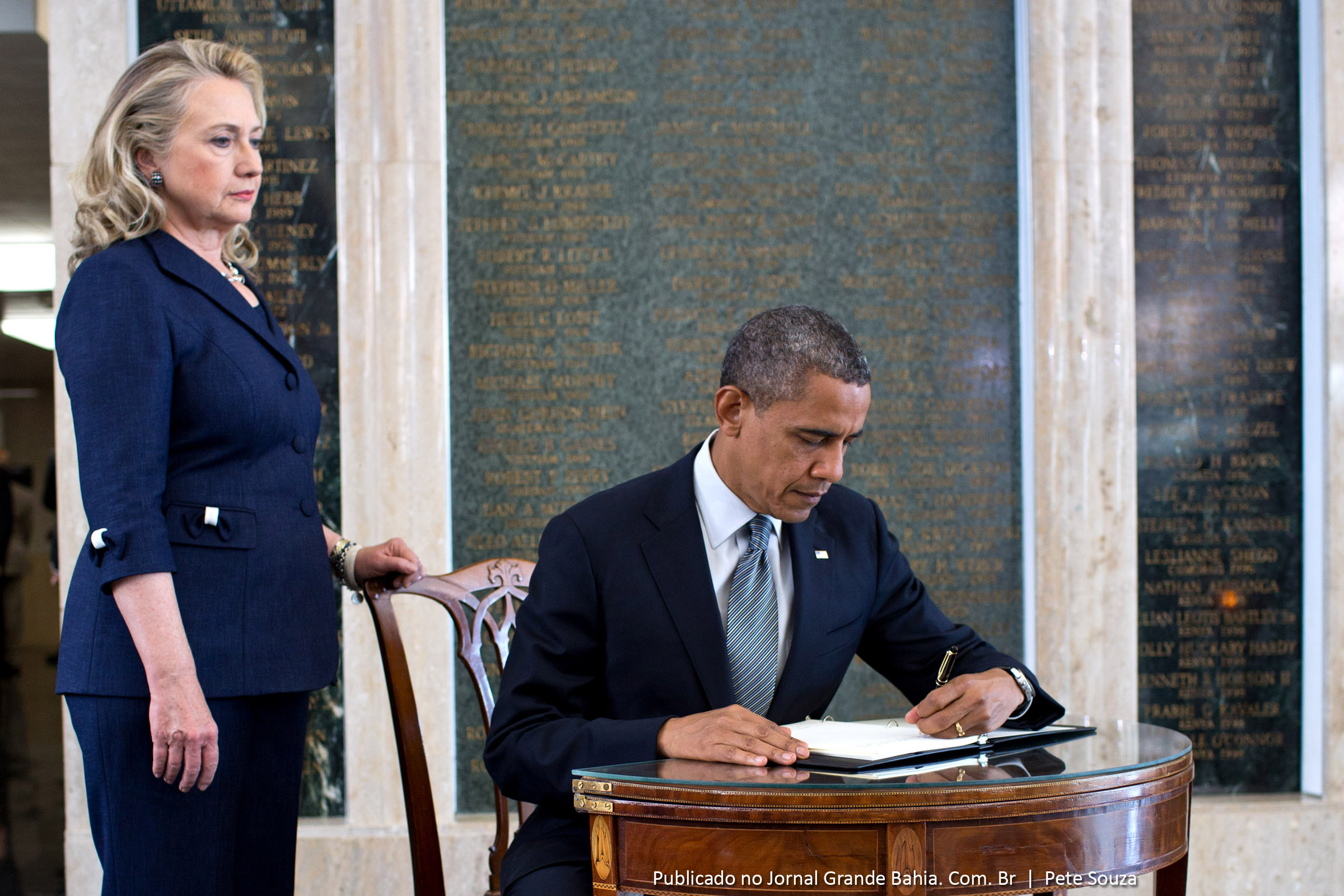 Hillary Rodham Clinton e o presidente dos Estados Unidos, Barack Obama. Governo Americano enfrenta reação internacional do mundo islâmico.