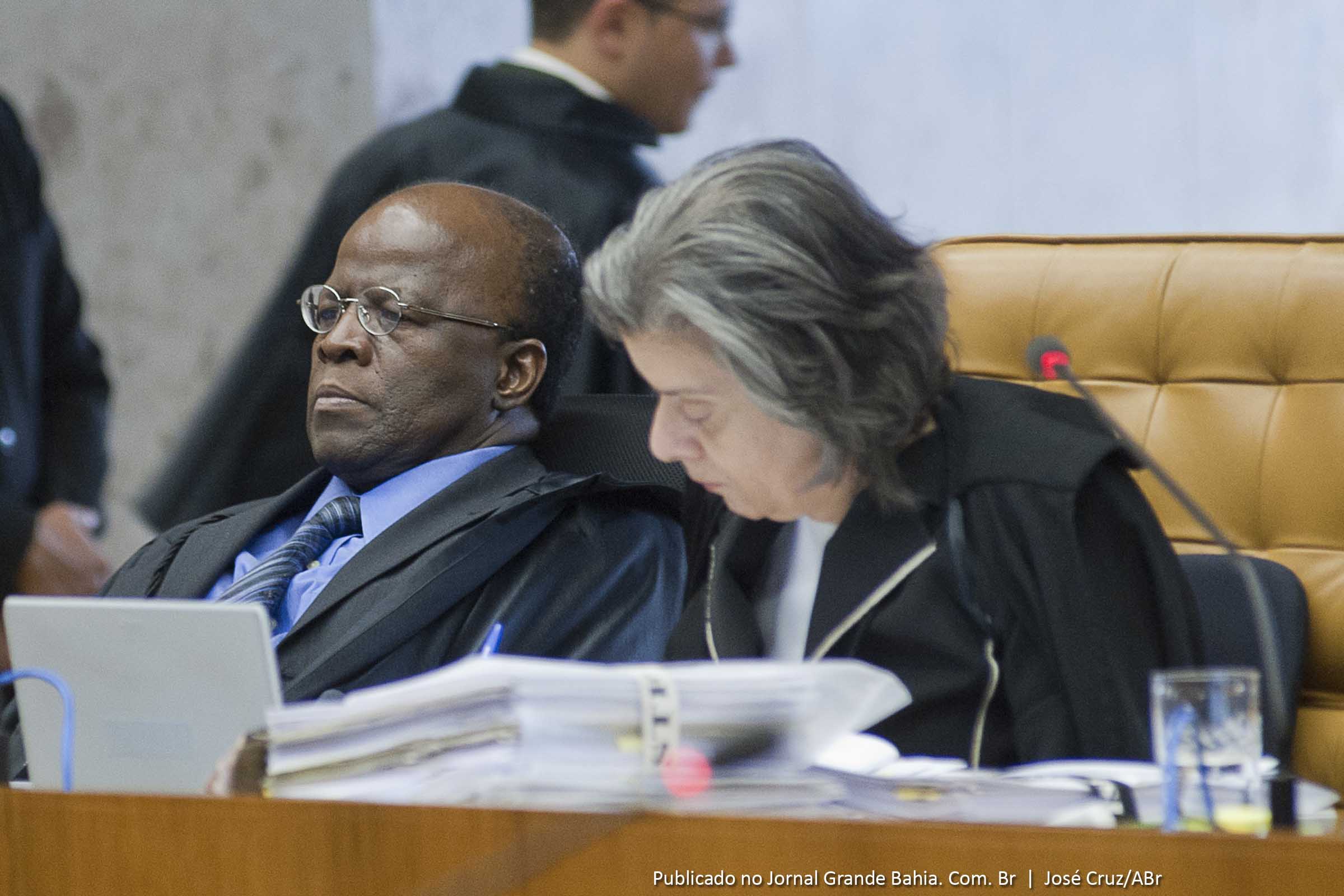Os ministros Joaquim Barbosa e Cármen Lúcia no plenário do Supremo Tribunal Federal (STF) para o vigésimo segundo dia de trabalho no julgamento da Ação Penal 470, conhecida como processo do mensalão, no capítulo sobre lavagem de dinheiro.