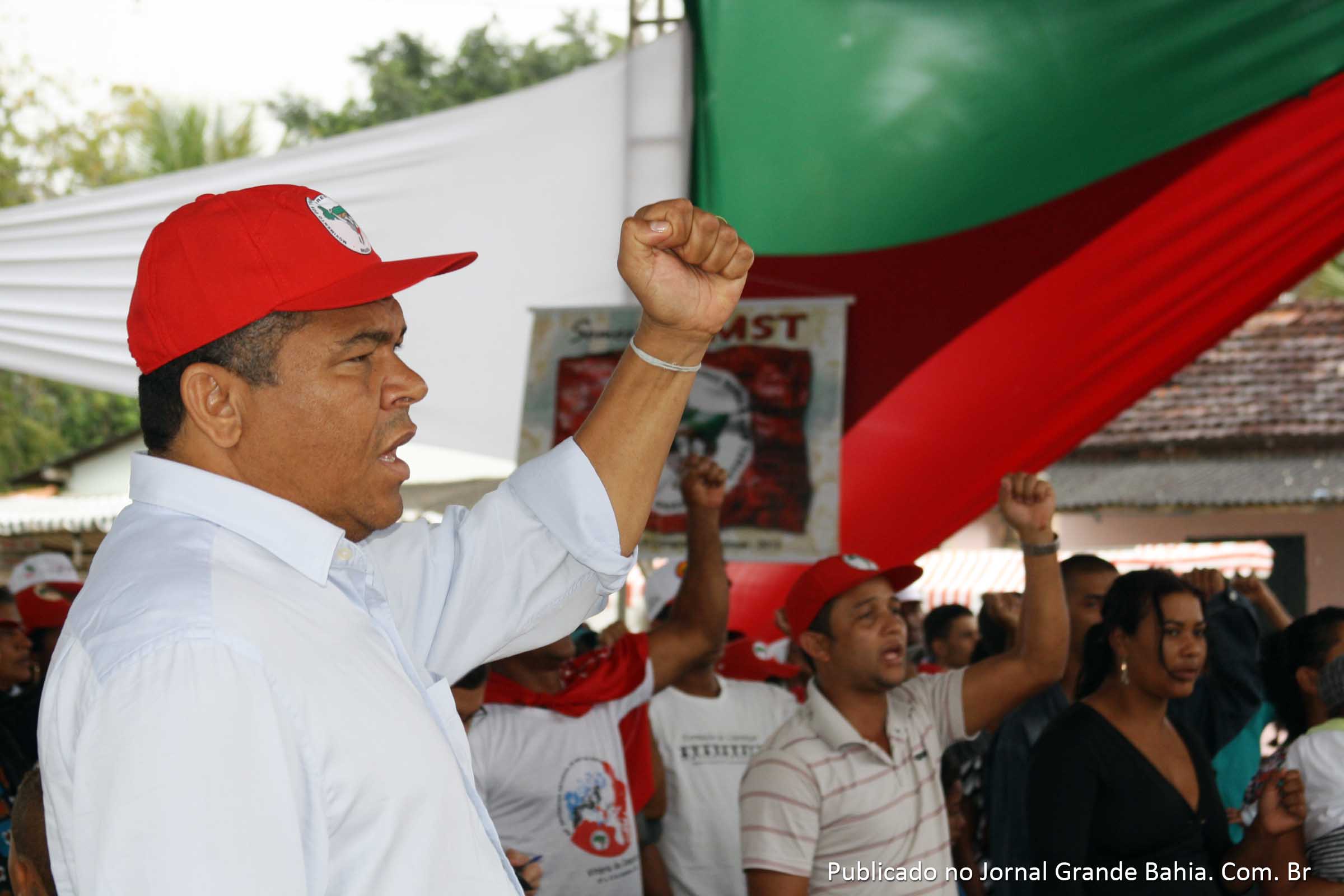 Um dos principais líderes e idealizadores do MST na Bahia, o deputado federal Valmir Assunção (PT-BA), também um assentado da reforma agrária, no Assentamento Riacho das Ostras, em Prado, disse que a persistência, aliada à esperança, são dois fatores que mantém viva a luta pela reforma agrária.