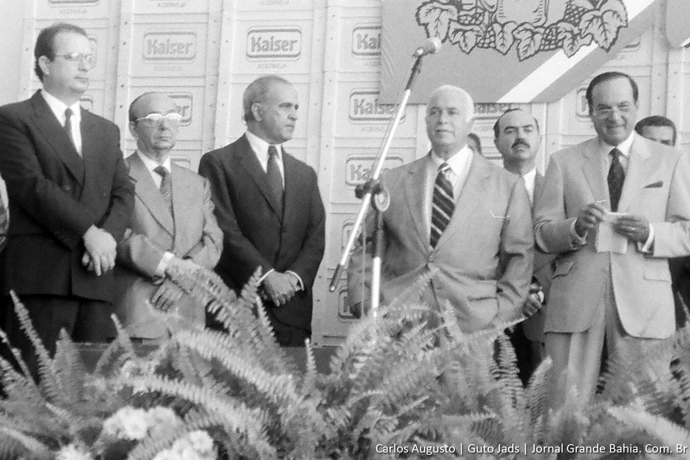 José Ronaldo, deputado estadual; José Falcão, deputado federal; Paulo Souto vice-governador, Antônio Carlos Magalhães, 43º governador da Bahia; e Ângelo Calmon de Sá, presidente do Banco Econômico. A foto foi registrada em 10 de março de 1994, durante inauguração da Cervejarias Kaiser, em Feira de Santana.