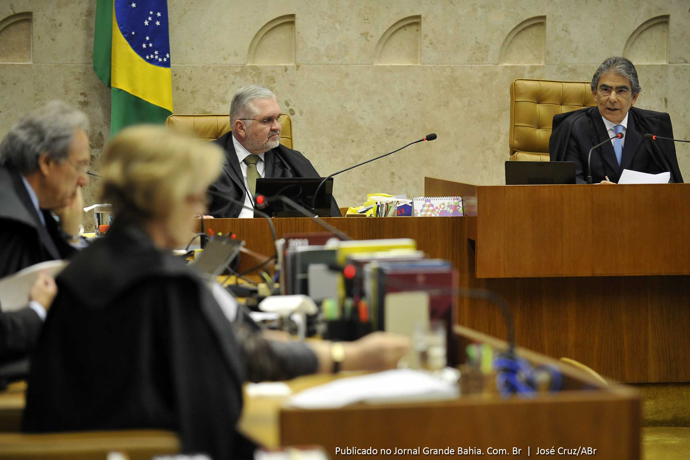 O presidente do Supremo Tribunal Federal (STF), Carlos Ayres Britto, durante sessão onde o STF julga réus do mensalão por crime de formação de quadrilha.
