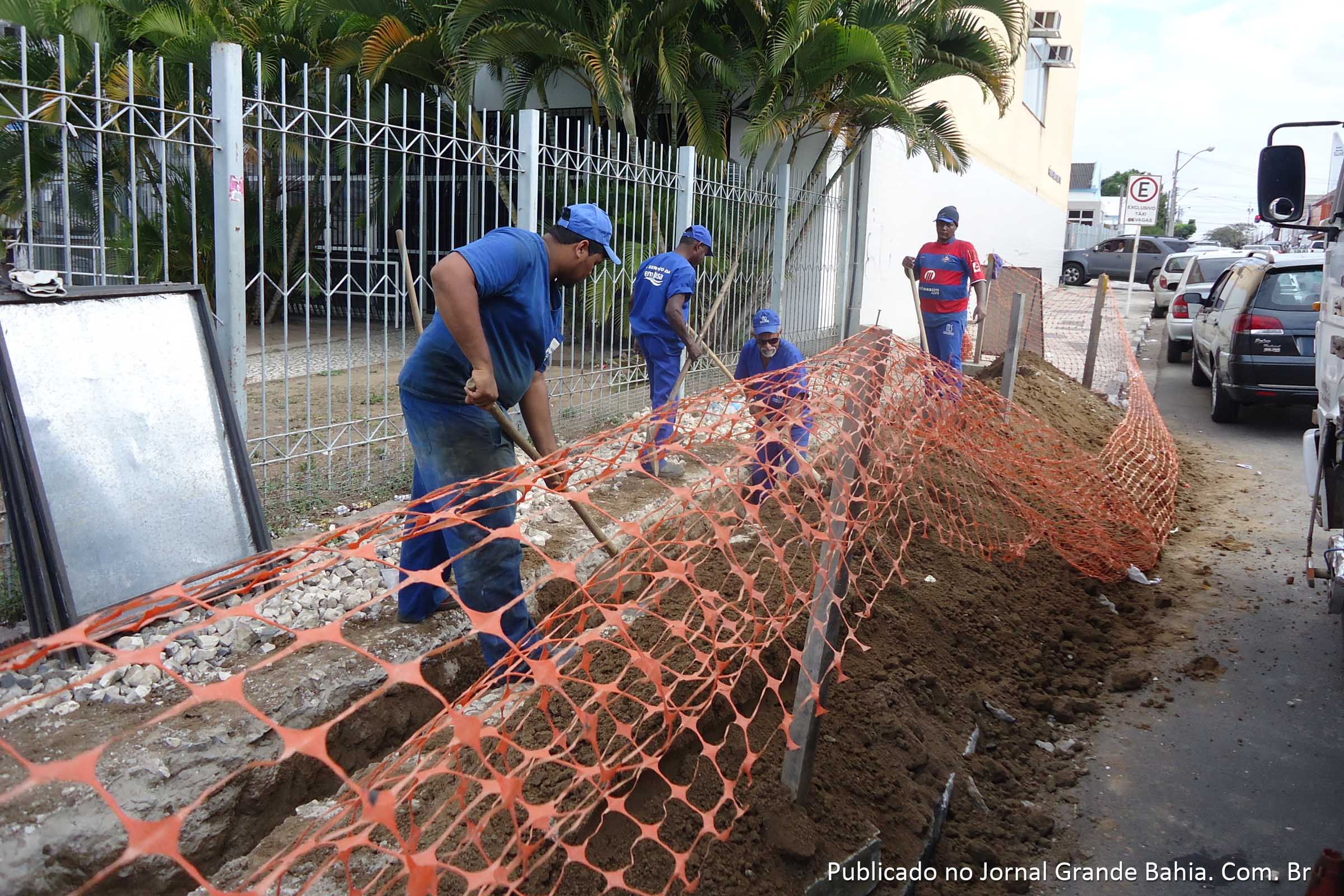 Até abril de 2013, serão implantados 40 hidrantes em Feira de Santana. Instalação de hidrante ao lado do Fórum Desembargador Filinto Bastos.