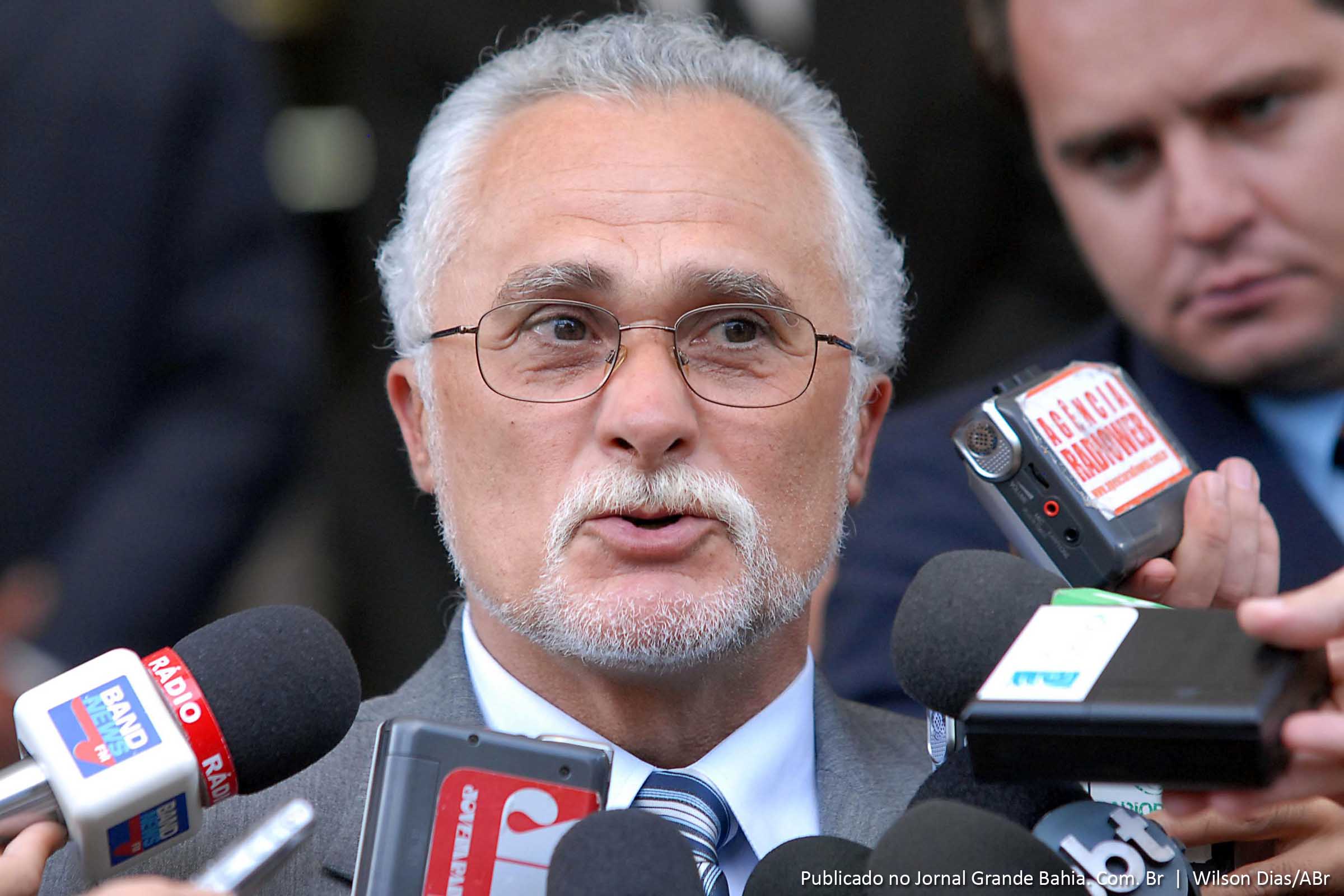 José Genoino Guimarães Neto (Quixeramobim, Ceará, 3 de maio de 1946) é ex-presidente do Partido dos Trabalhadores.Ex-deputado federal pelo Estado de São Paulo, foi assessor do Ministério da Defesa.