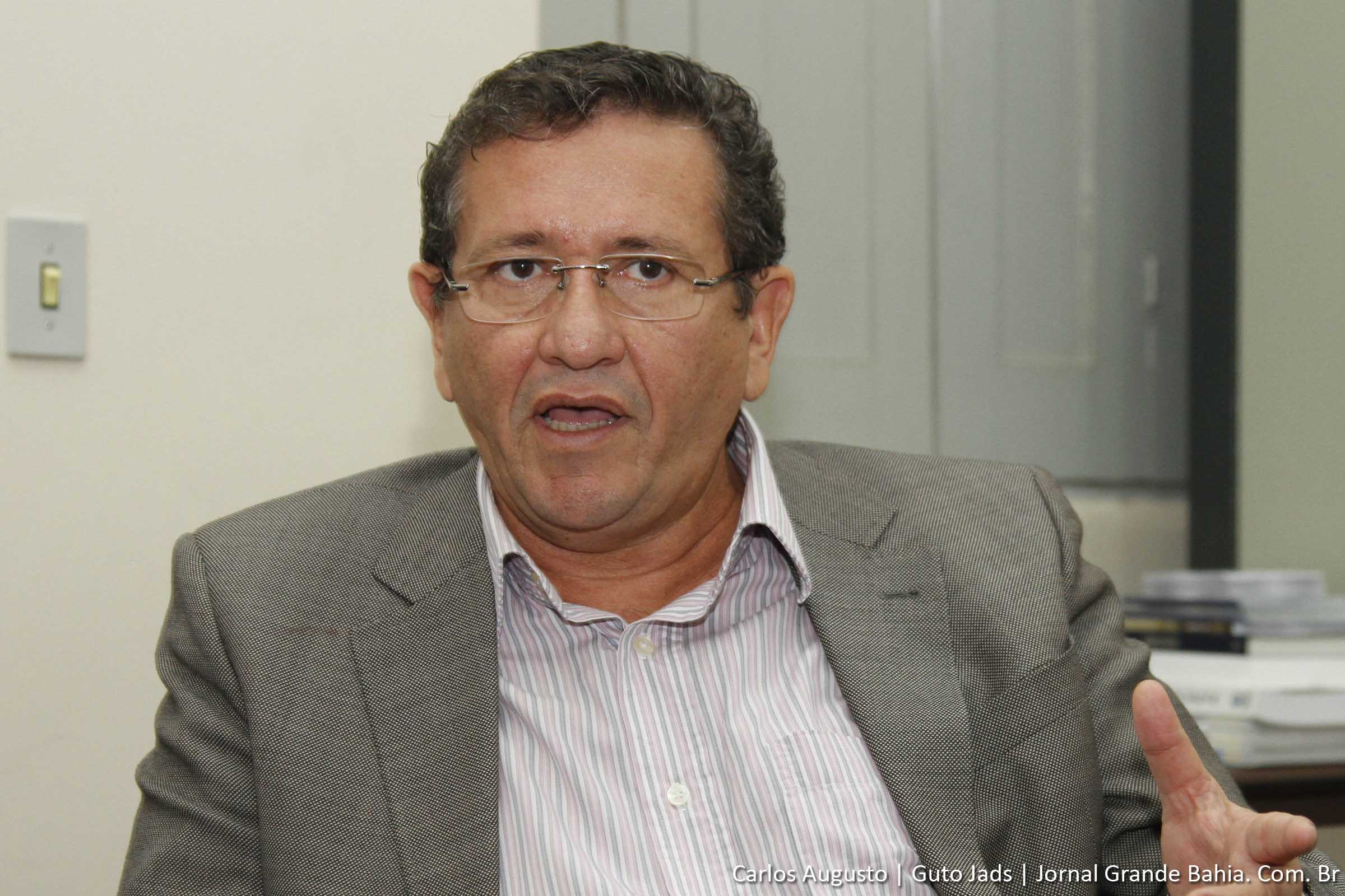 O Tribunal de Contas dos Municípios, nesta terça-feira (16/10/2012), considerou procedente a denúncia formulada contra o prefeito de Camaçari, Luiz Carlos Caetano, em razão de irregularidades na contratação da empresa Paisart Construtora Ltda.