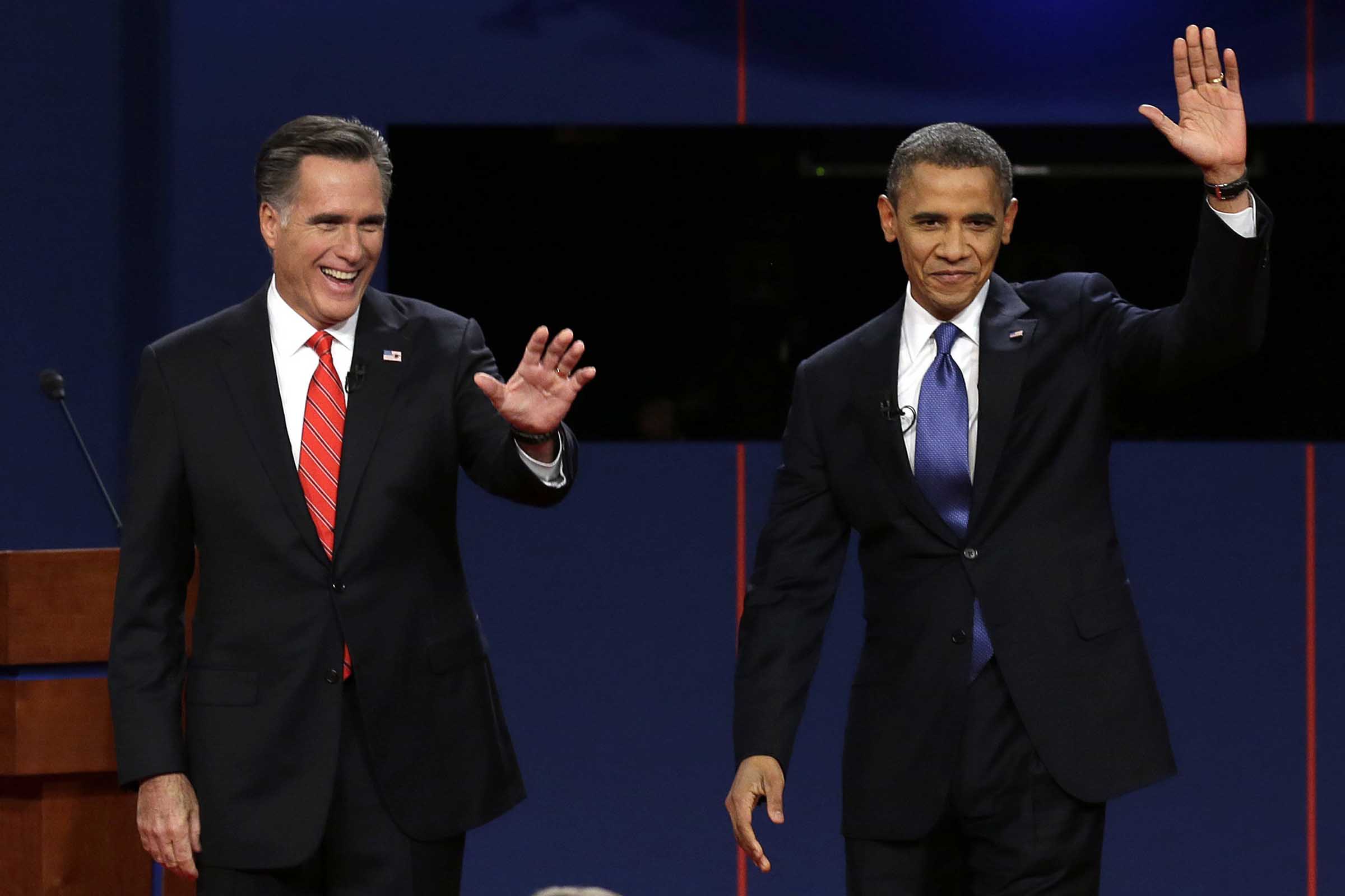 Mitt Romney e Barack Obama se cumprimentam após o debate.