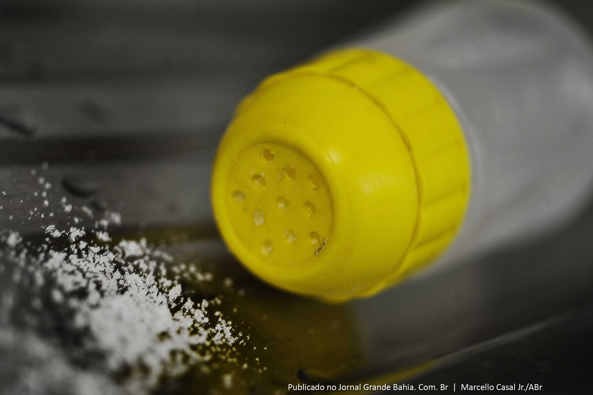 A população brasileira consome duas vezes mais sal em relação à quantidade recomendada e grande parte vem de alimentos industrializados.