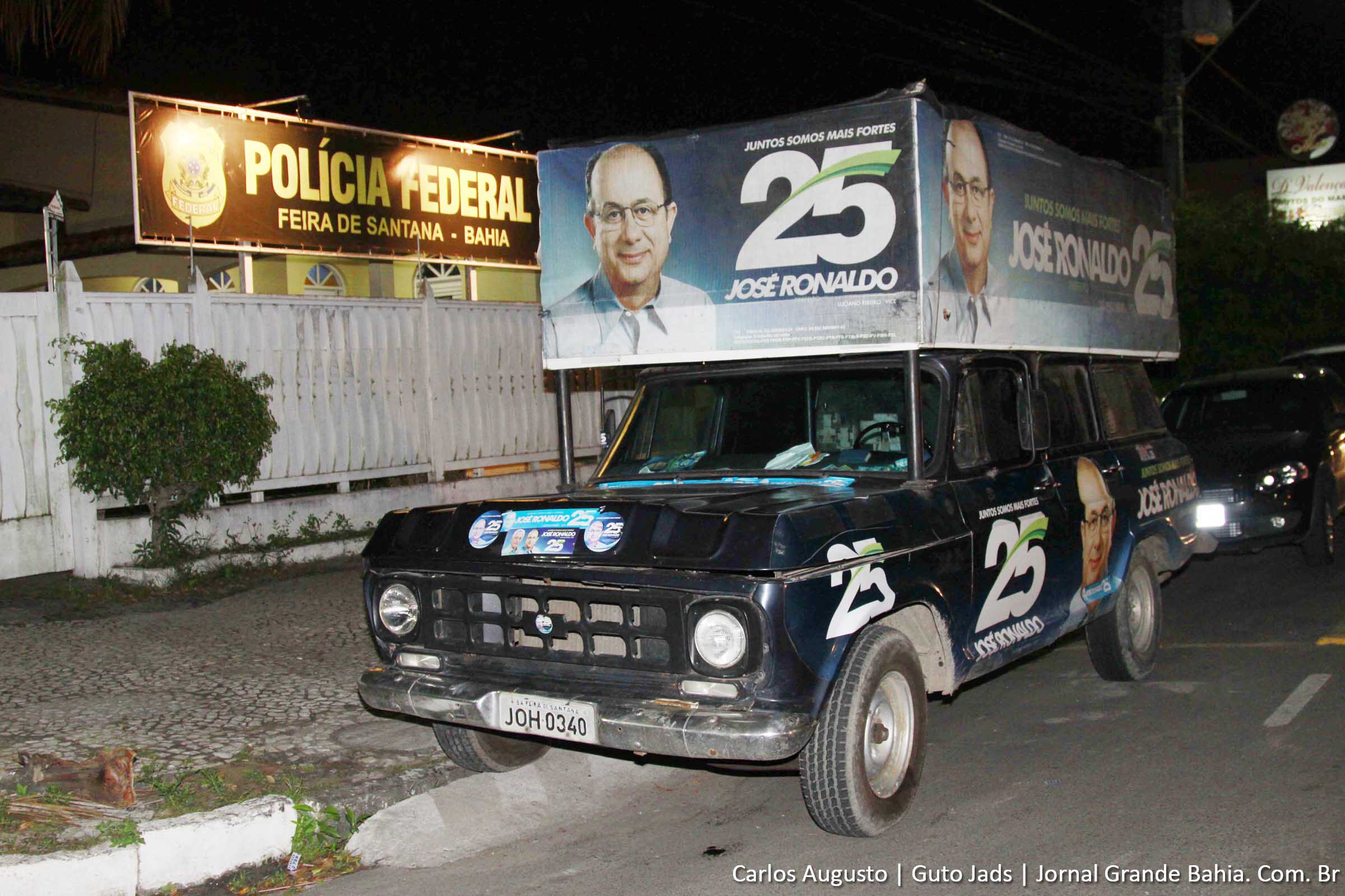 Veículo de placa JOH-0340, pertencente à campanha de José Ronaldo, com motorista de nome não divulgado, foram apreendidos pela equipe que conduzia a viatura da Polícia Militar e conduzidos à Polícia Federal.